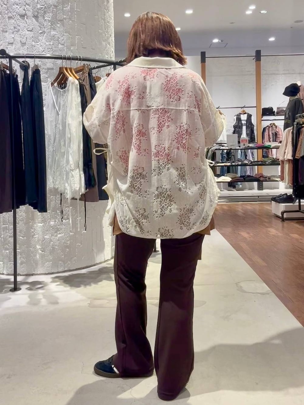 ホワイト系のシャツ/ブラウス、レッド系のTシャツ/カットソー、ブラック系のスニーカーを着用したレディースの夏コーディネートの5枚目の写真