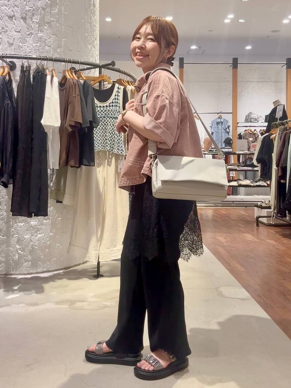 グレー系のショルダーバッグ、ブラック系のその他パンツ、その他のサンダルを着用したレディースの夏コーディネートの3枚目の写真