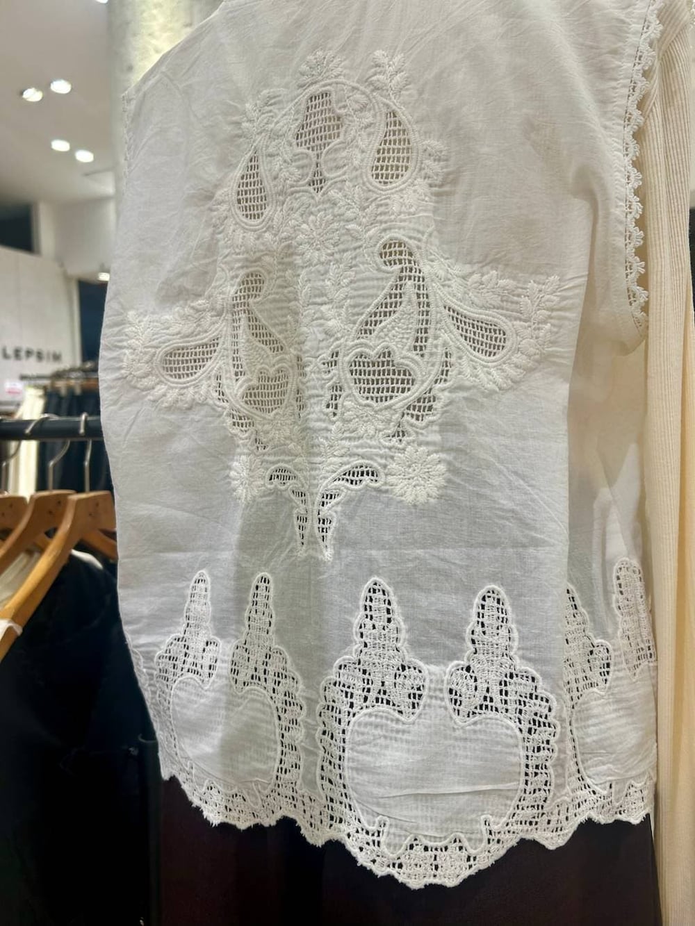 ブラック系のその他パンツ、ブラック系のその他シューズ、ホワイト系のベストを着用したレディースの春コーディネートの7枚目の写真