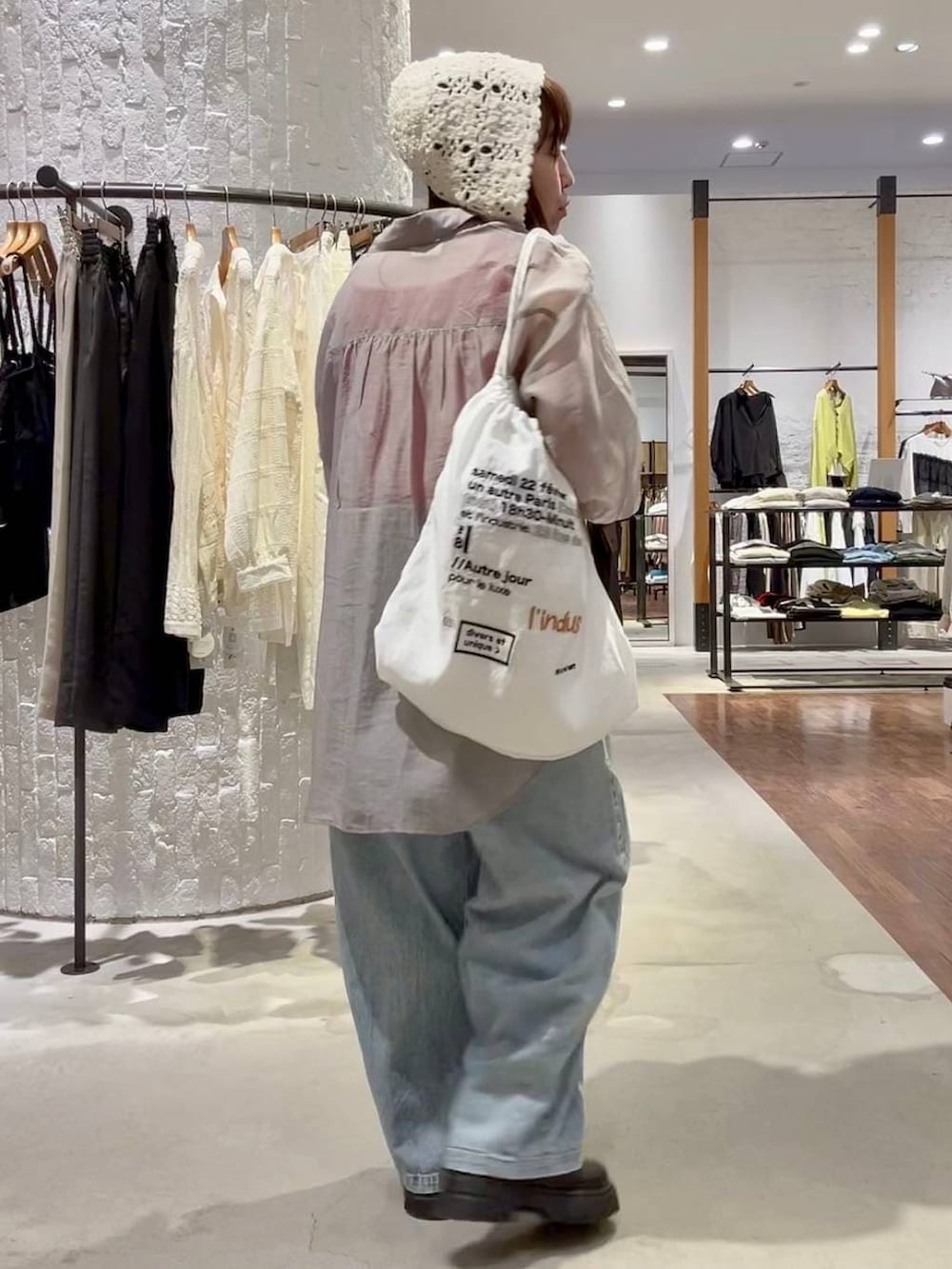 グレー系のシャツ/ブラウス、ブラック系のその他シューズ、ホワイト系のトートバッグを着用したレディースの春コーディネートの4枚目の写真