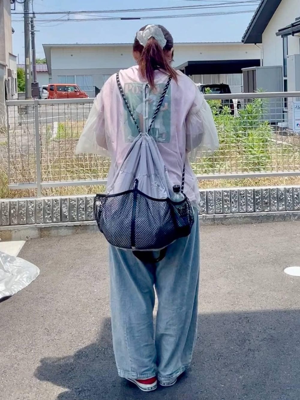 ホワイト系のTシャツ/カットソー、ブルー系のデニムパンツを着用したレディースの夏コーディネートの4枚目の写真