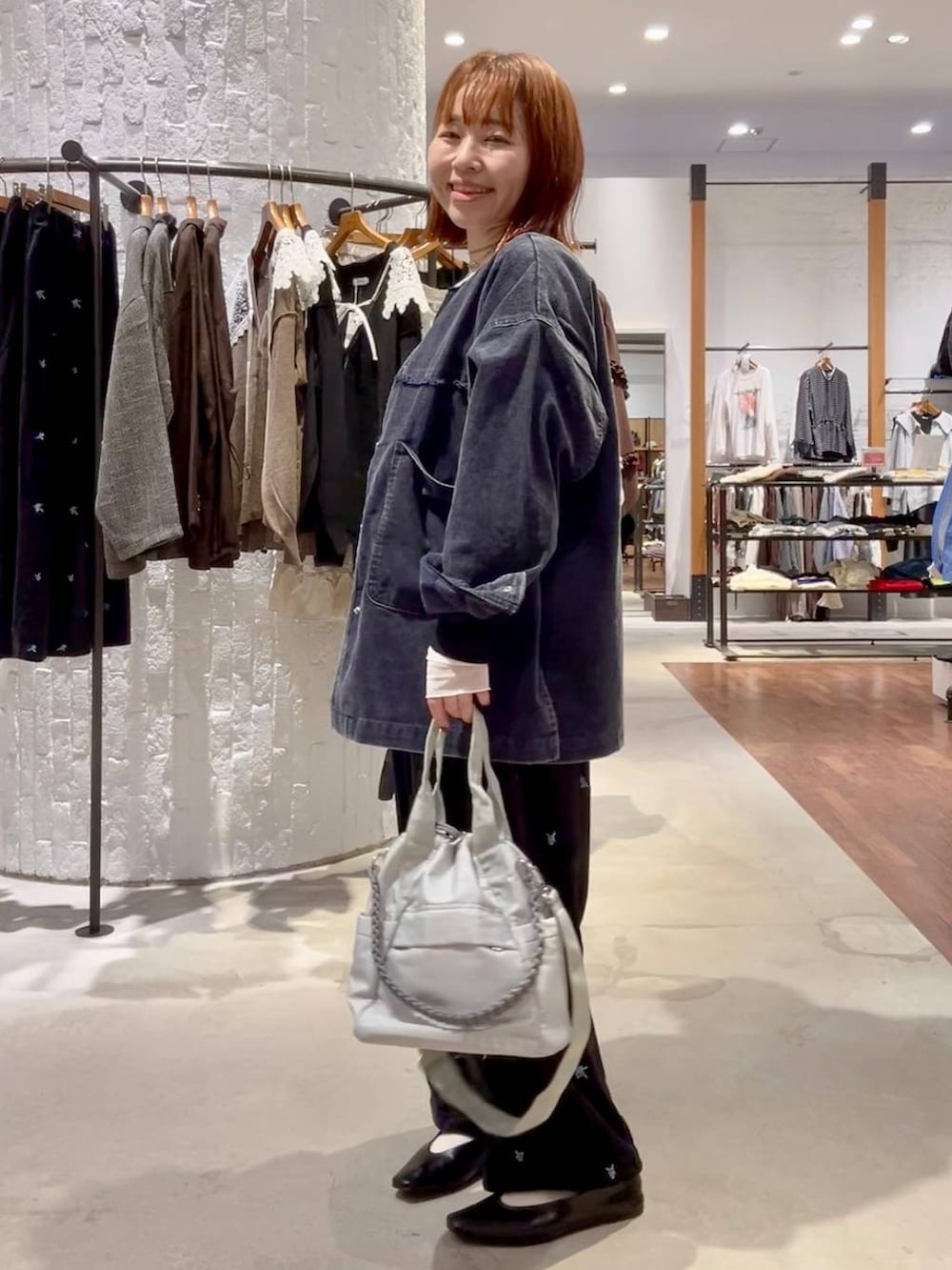 ブルー系のカーディガン/ボレロ、ブラック系のその他パンツ、ブラック系のその他トップスを着用したレディースの秋コーディネートの6枚目の写真