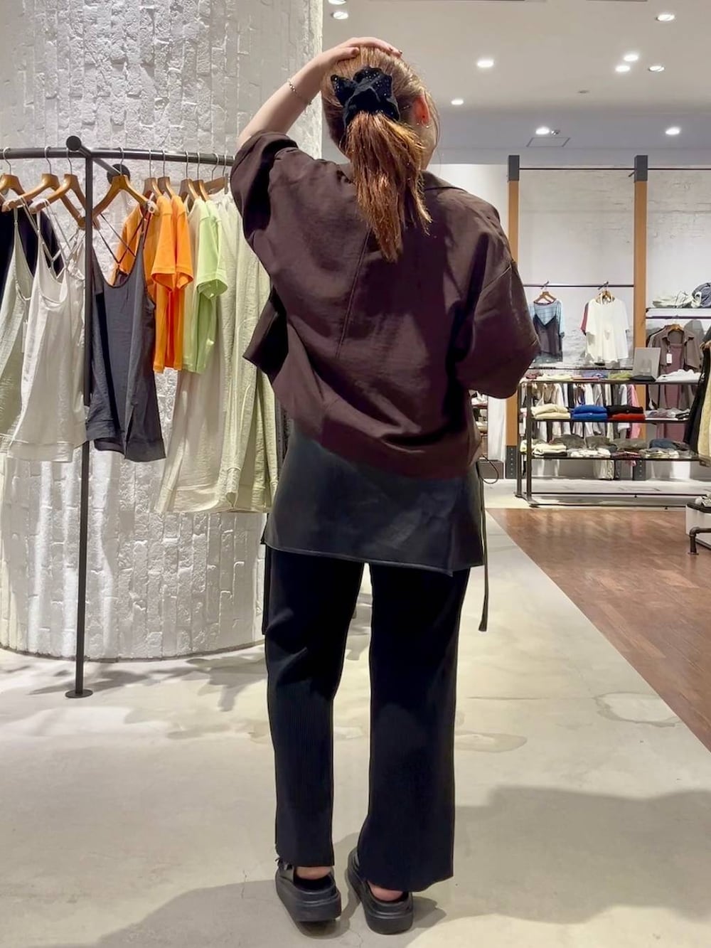 ブラック系のその他パンツ、ブラック系のサンダル、ブラウン系のテーラードジャケットを着用したレディースの夏コーディネートの4枚目の写真