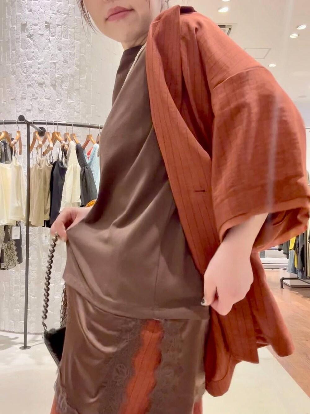 ブラック系のその他シューズ、ブラウン系のその他パンツ、ブラウン系のテーラードジャケットを着用したレディースの春コーディネートの7枚目の写真