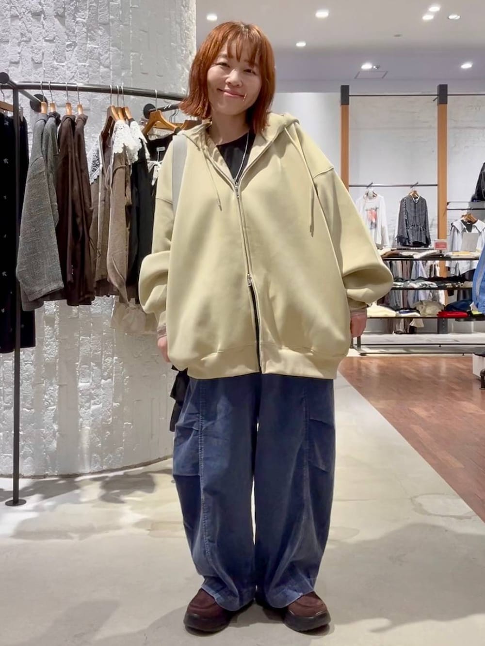 ブラウン系のローファー、ブルー系のその他パンツ、ブラック系のTシャツ/カットソーを着用したレディースの秋コーディネートの2枚目の写真