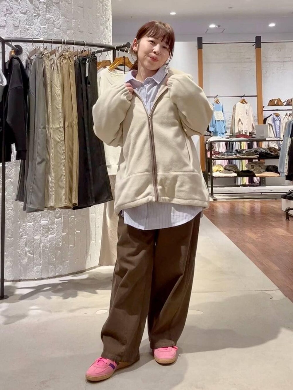 グリーン系のその他パンツ、ホワイト系のブルゾン、ベージュ系のシュシュを着用したレディースの冬コーディネートの2枚目の写真