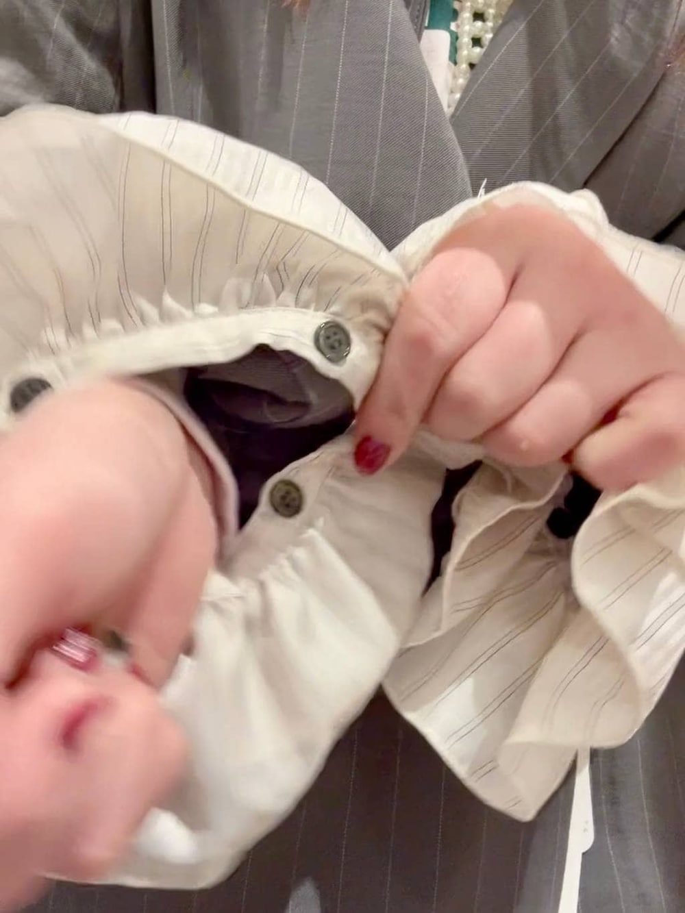 ホワイト系のボストンバッグ、ブラック系のその他シューズ、ピンク系のTシャツ/カットソーを着用したレディースの春コーディネートの7枚目の写真