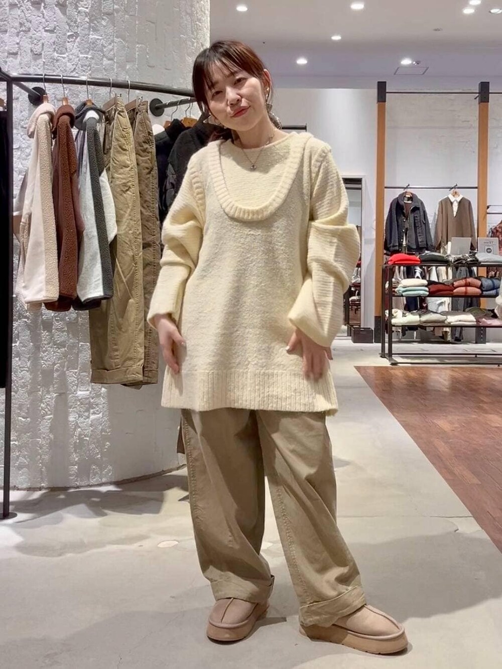 ベージュ系のその他シューズ、ホワイト系のその他アウター、ベージュ系のその他パンツを着用したレディースの冬コーディネートの5枚目の写真