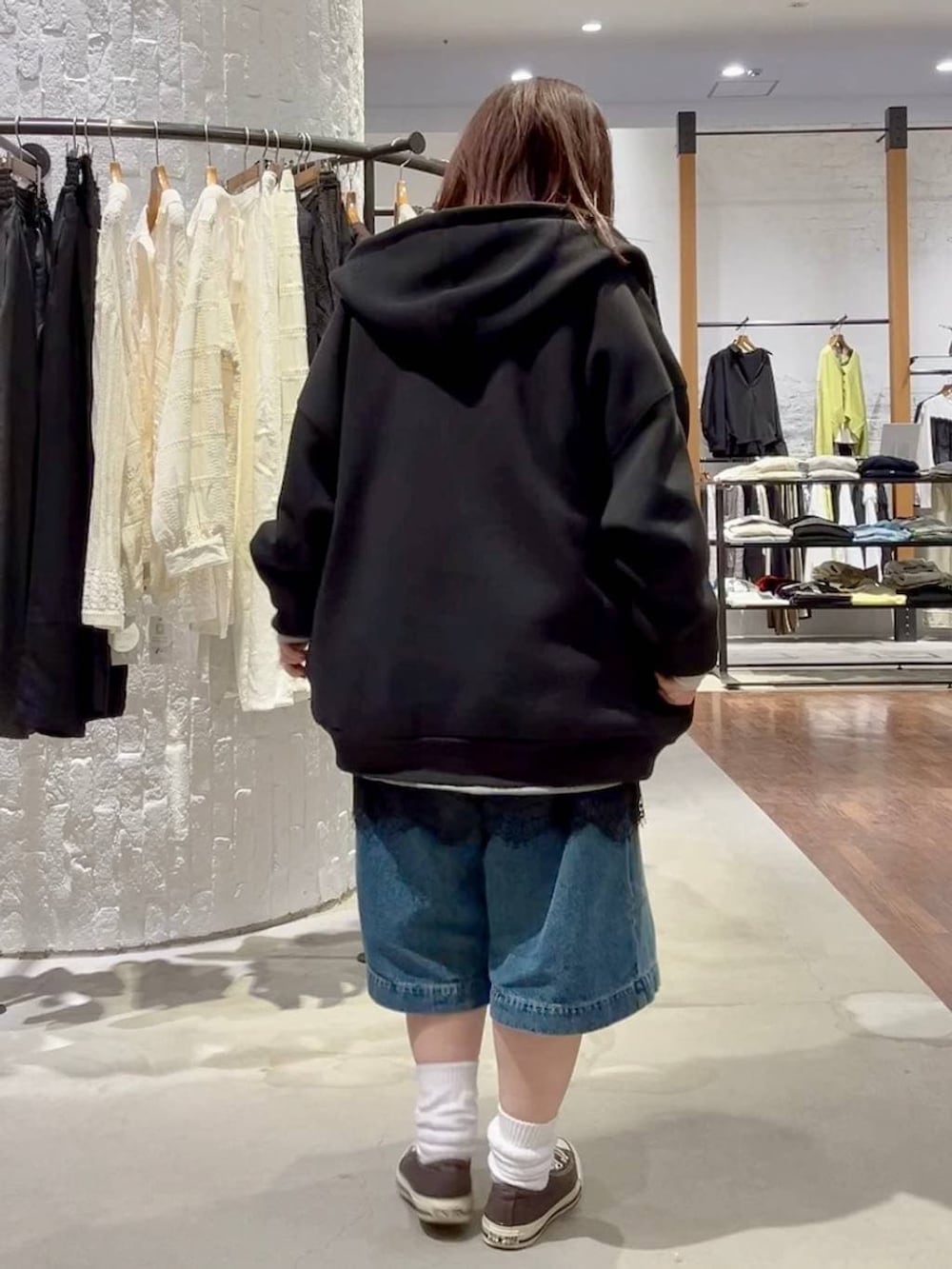 ホワイト系のTシャツ/カットソー、ブラウン系のスニーカー、ブラック系のパーカーを着用したレディースの春コーディネートの4枚目の写真