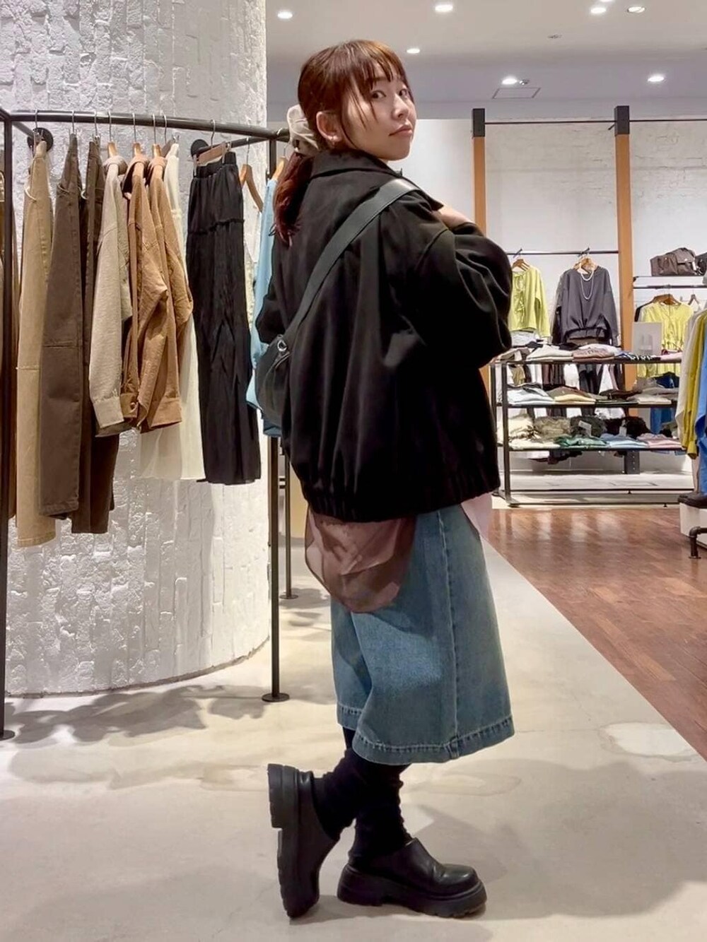 ブラック系のその他シューズ、ブラック系のブルゾン、ブラック系のショルダーバッグを着用したレディースの春コーディネートの3枚目の写真