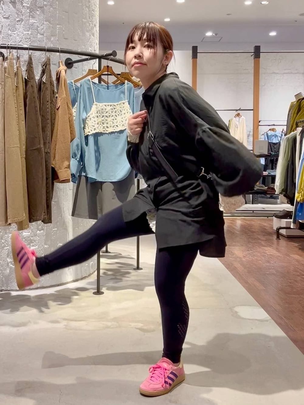 ブラック系のショルダーバッグ、グレー系のシャツ/ブラウス、ホワイト系のシャツ/ブラウスを着用したレディースの春コーディネートの6枚目の写真