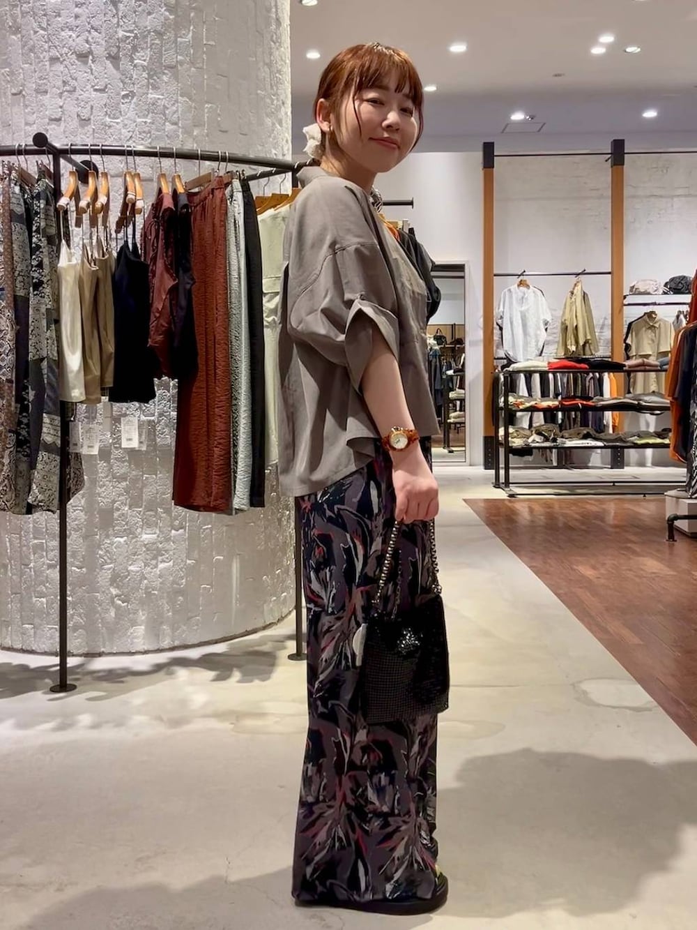 ホワイト系のその他パンツ、ブラック系のサンダル、ブラック系のショルダーバッグを着用したレディースの春コーディネートの4枚目の写真