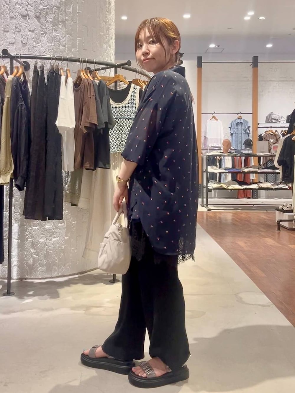 ブラック系のその他パンツ、その他のサンダル、ブラック系のTシャツ/カットソーを着用したレディースの夏コーディネートの7枚目の写真
