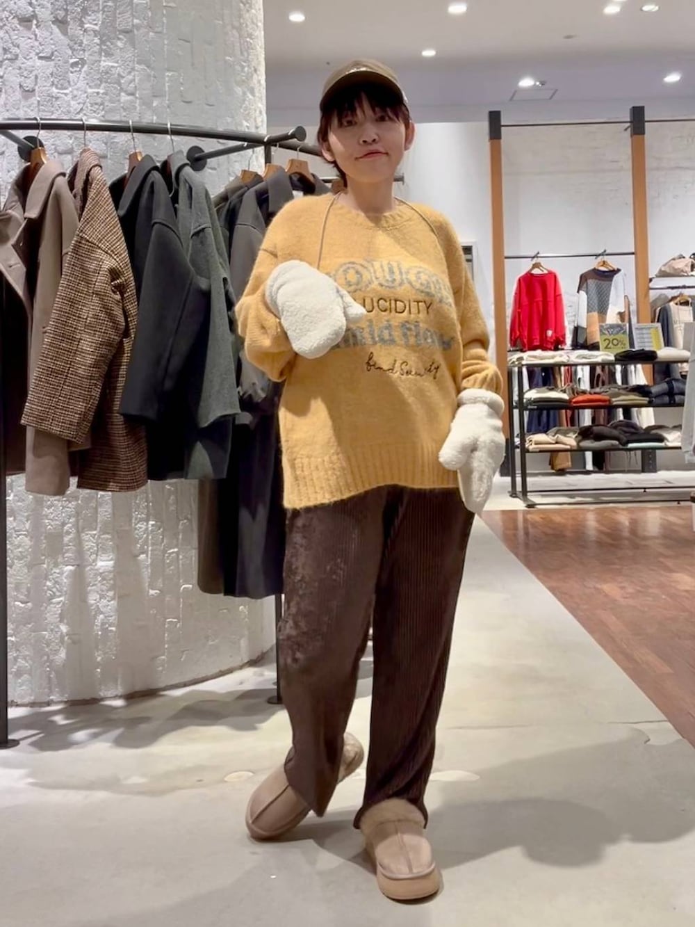 ブラウン系のブルゾン、イエロー系のニット/セーター、ベージュ系のその他シューズを着用したレディースの秋コーディネートの5枚目の写真