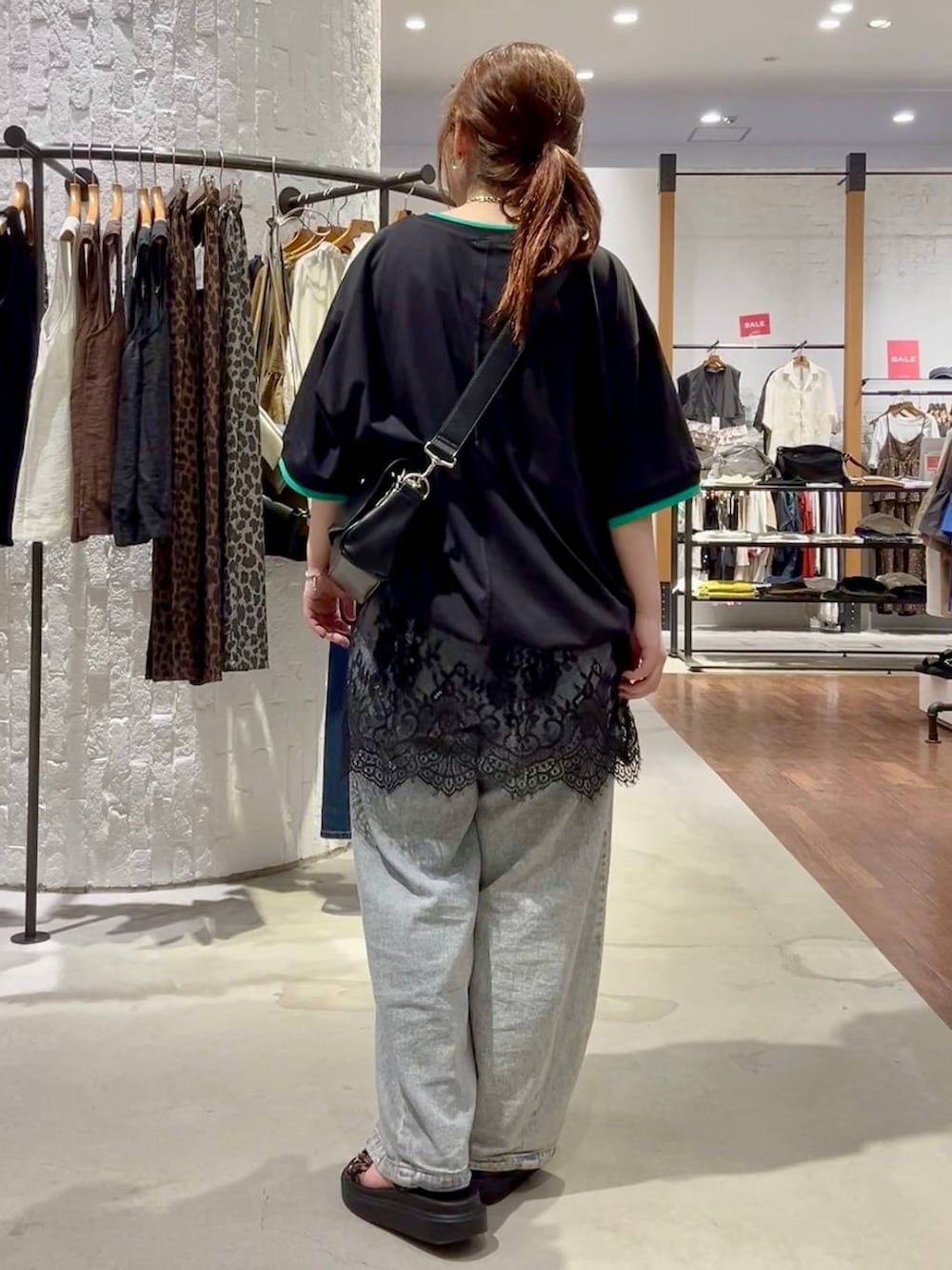 ブラック系のTシャツ/カットソー、その他のサンダル、ブラック系のキャミソールを着用したレディースの夏コーディネートの4枚目の写真