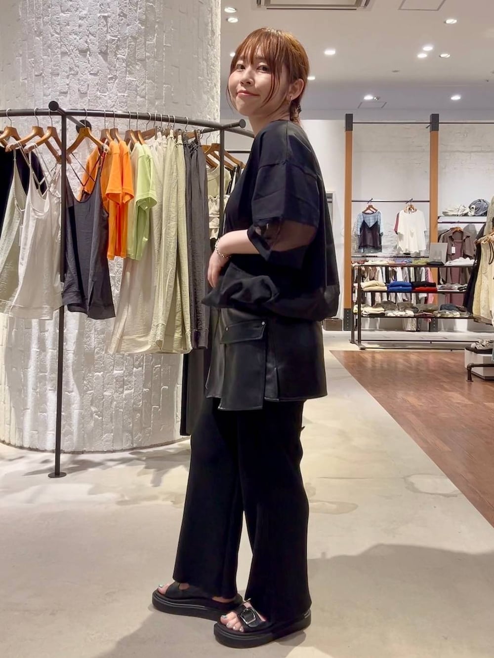 ブラック系のその他パンツ、ブラック系のサンダル、ブラック系のハンドバッグを着用したレディースの夏コーディネートの3枚目の写真