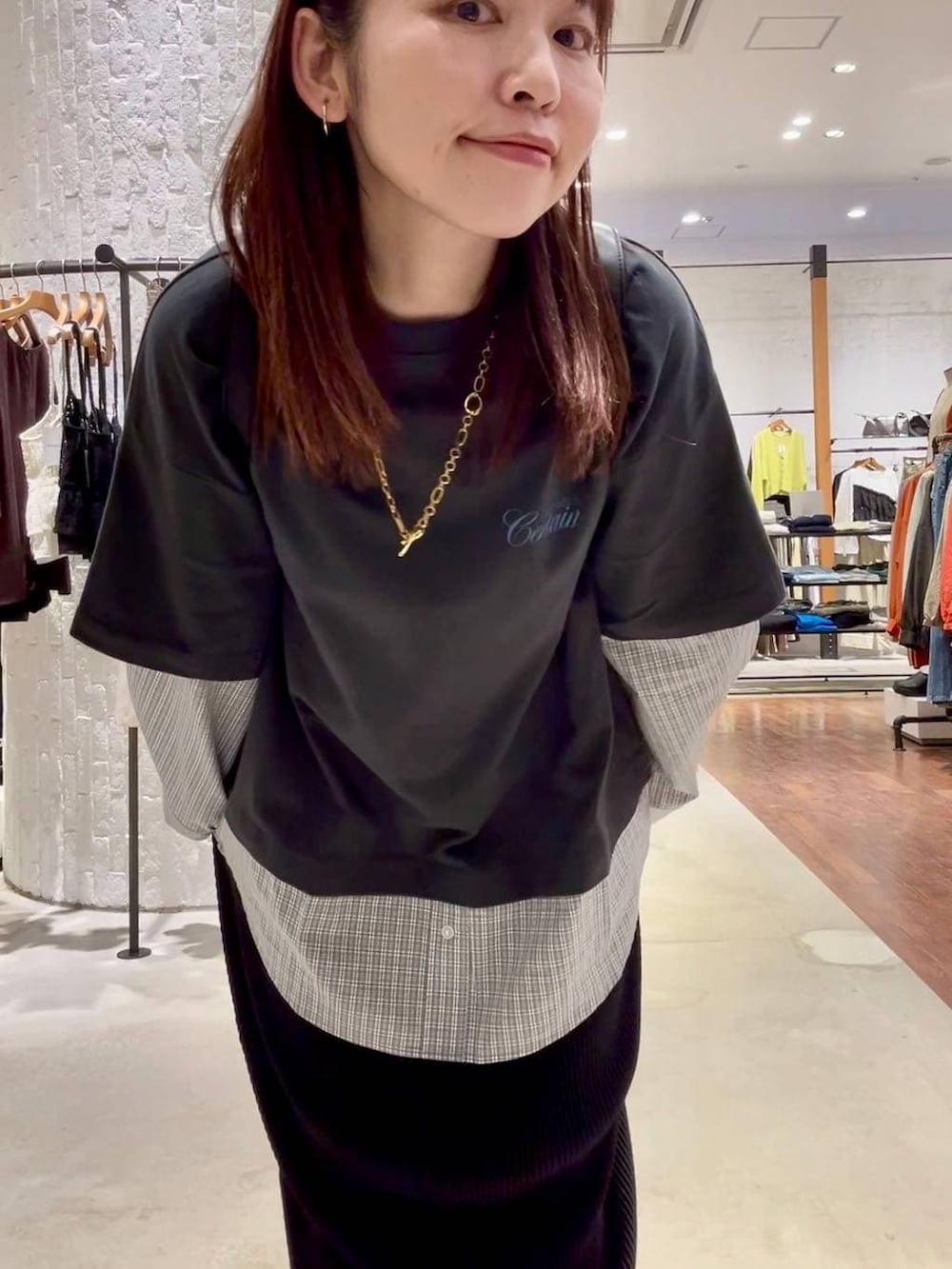 ブラック系のショルダーバッグ、レッド系のスニーカー、グレー系のTシャツ/カットソーを着用したレディースの春コーディネートの6枚目の写真