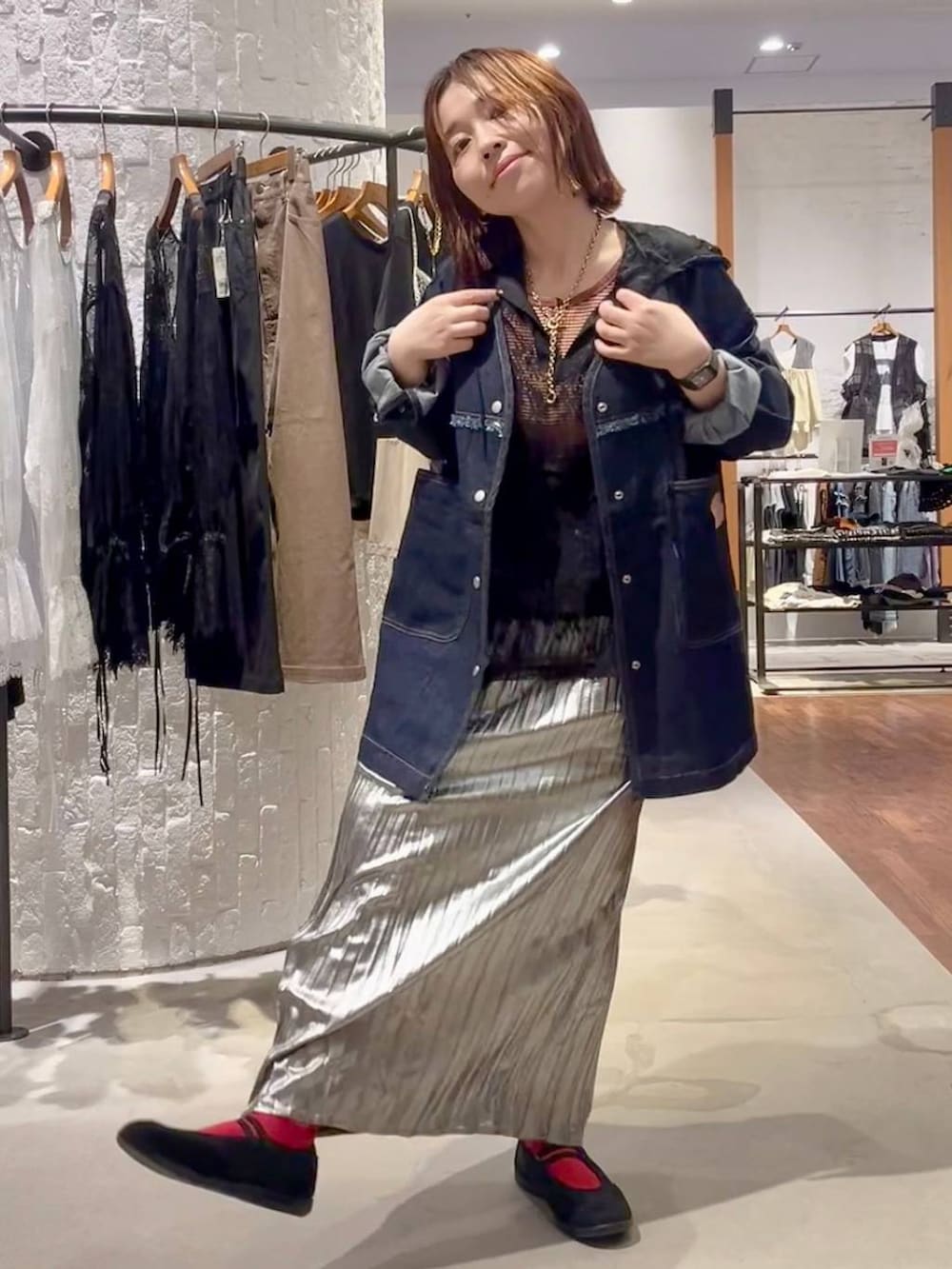 ブラック系のパンプス、ブラック系のシャツ/ブラウス、ブルー系のシャツ/ブラウスを着用したレディースの夏コーディネートの5枚目の写真