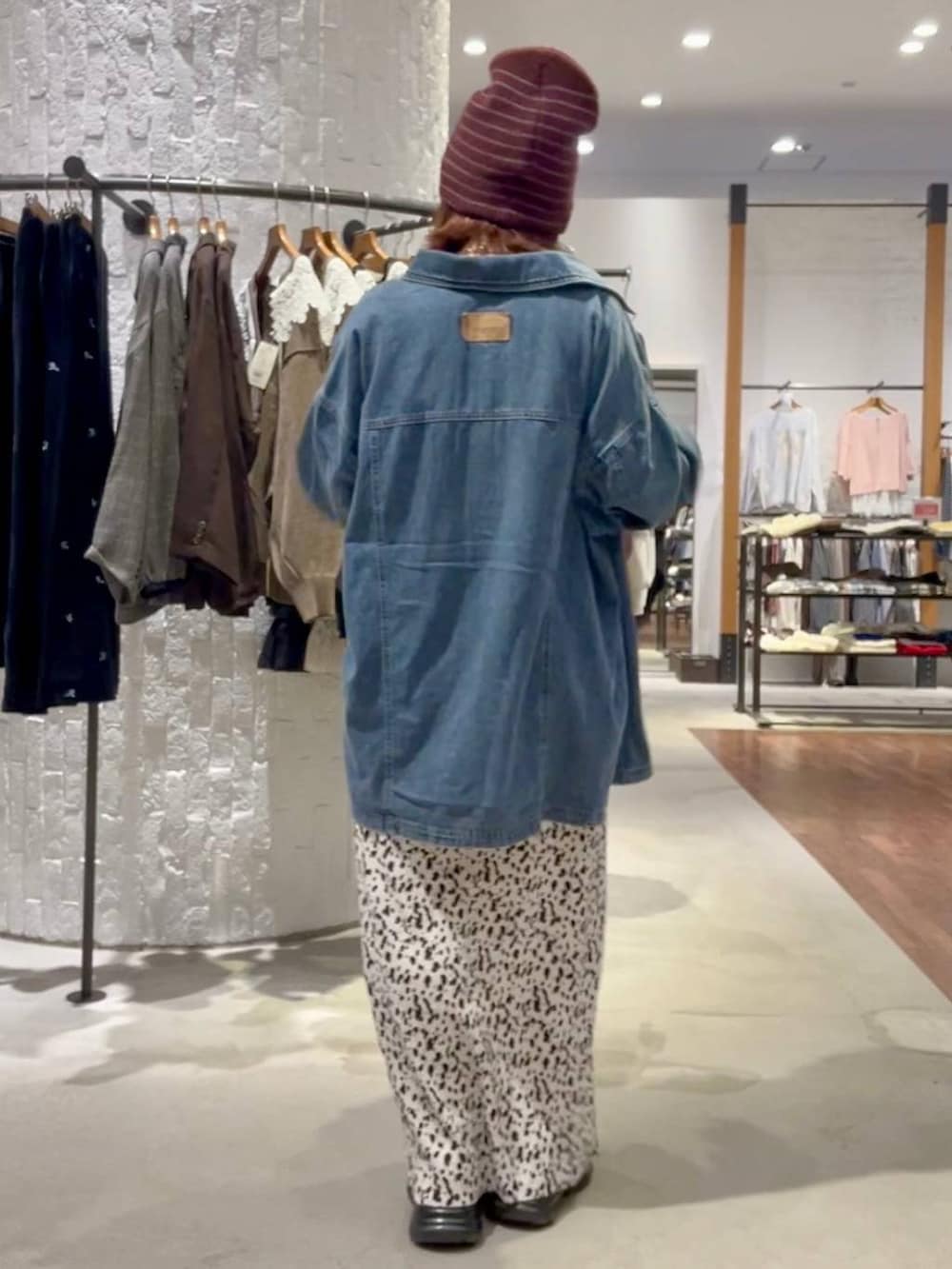 ブルー系のシャツ/ブラウス、ブラウン系のローファー、ホワイト系のその他トップスを着用したレディースの秋コーディネートの5枚目の写真