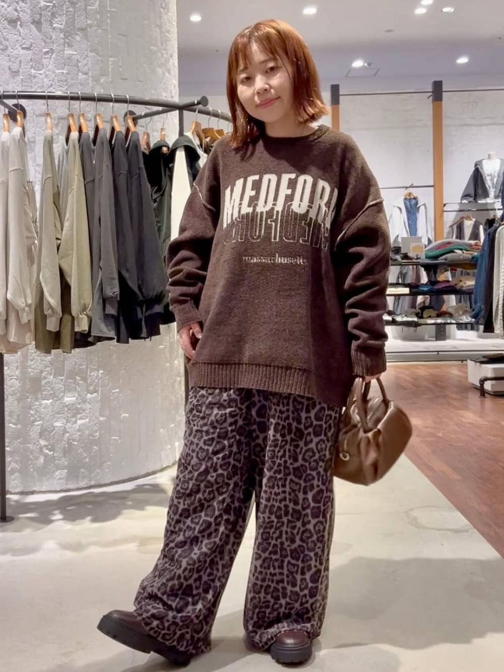 ブラウン系のショルダーバッグ、その他のその他パンツ、ブラウン系のブーツを着用したレディースの秋コーディネートの2枚目の写真