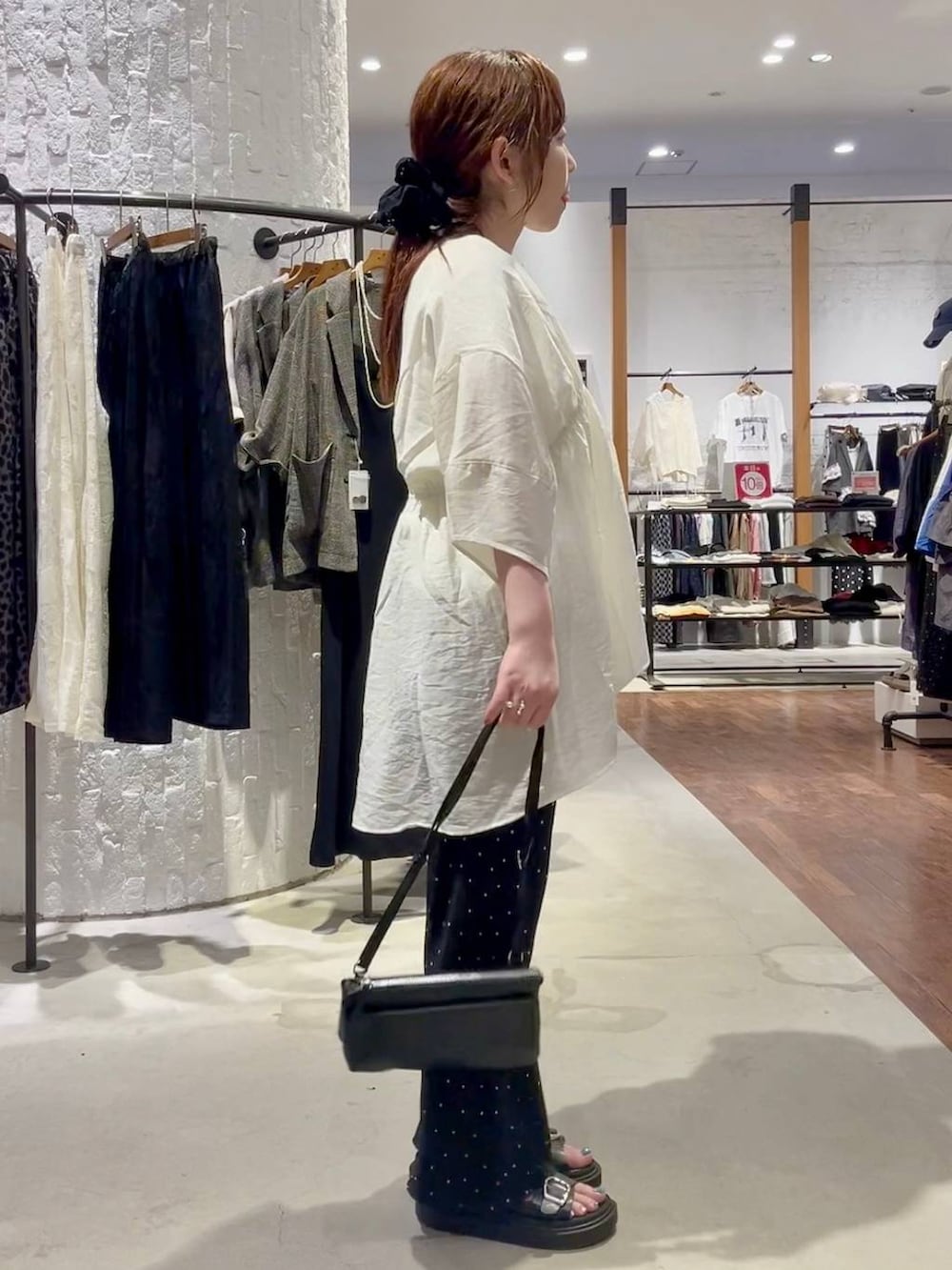 その他のその他パンツ、ホワイト系のカーディガン/ボレロ、ブラック系のサンダルを着用したレディースの夏コーディネートの3枚目の写真
