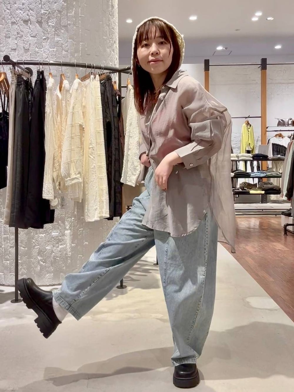 グレー系のシャツ/ブラウス、ブラック系のその他シューズ、ホワイト系のトートバッグを着用したレディースの春コーディネートの6枚目の写真