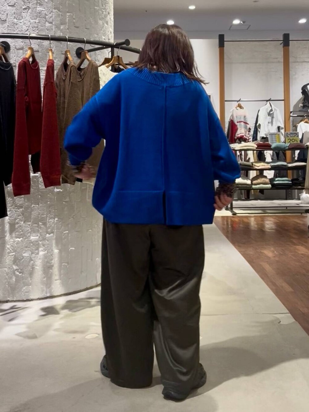 ブルー系のニット/セーター、その他のTシャツ/カットソー、ブラック系のショルダーバッグを着用したレディースの秋コーディネートの7枚目の写真