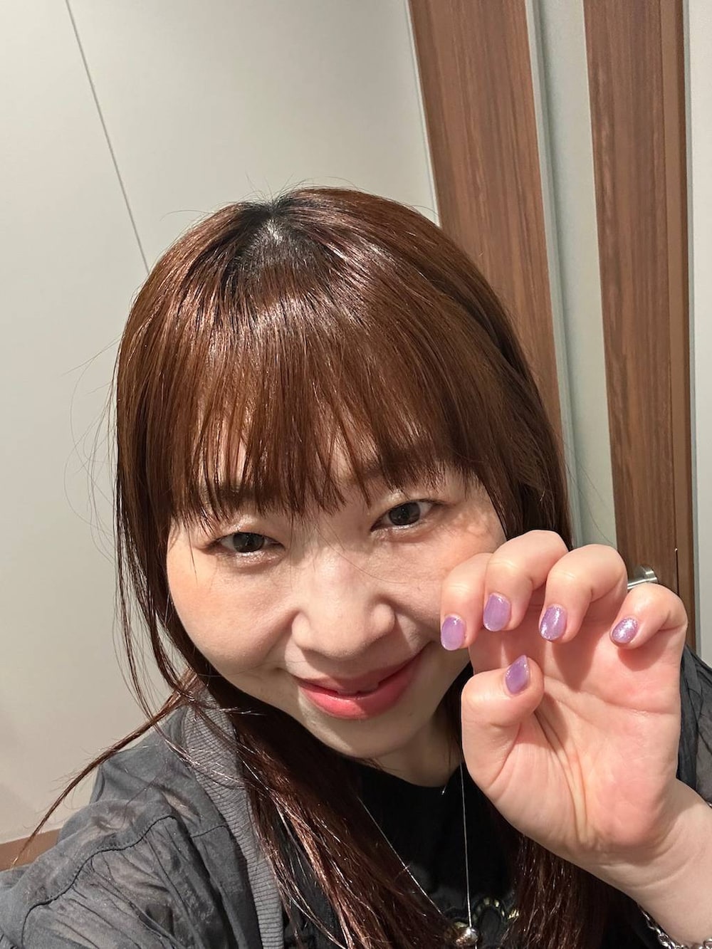 グレー系のシャツ/ブラウス、ブルー系のスニーカー、ベージュ系のその他パンツを着用したレディースの春コーディネートの4枚目の写真