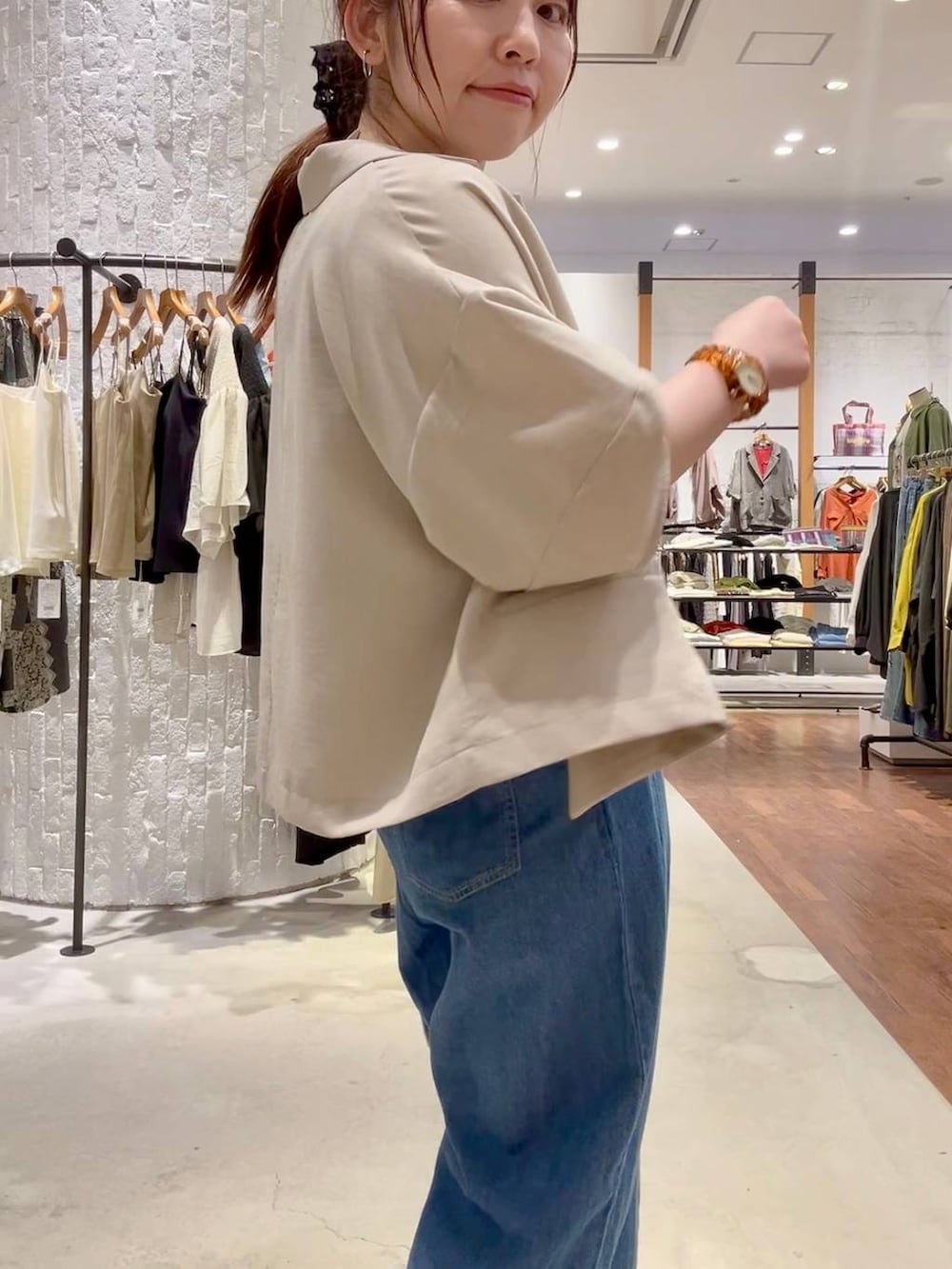 ブラック系のサンダル、ベージュ系のテーラードジャケット、ブラック系のショルダーバッグを着用したレディースの春コーディネートの5枚目の写真