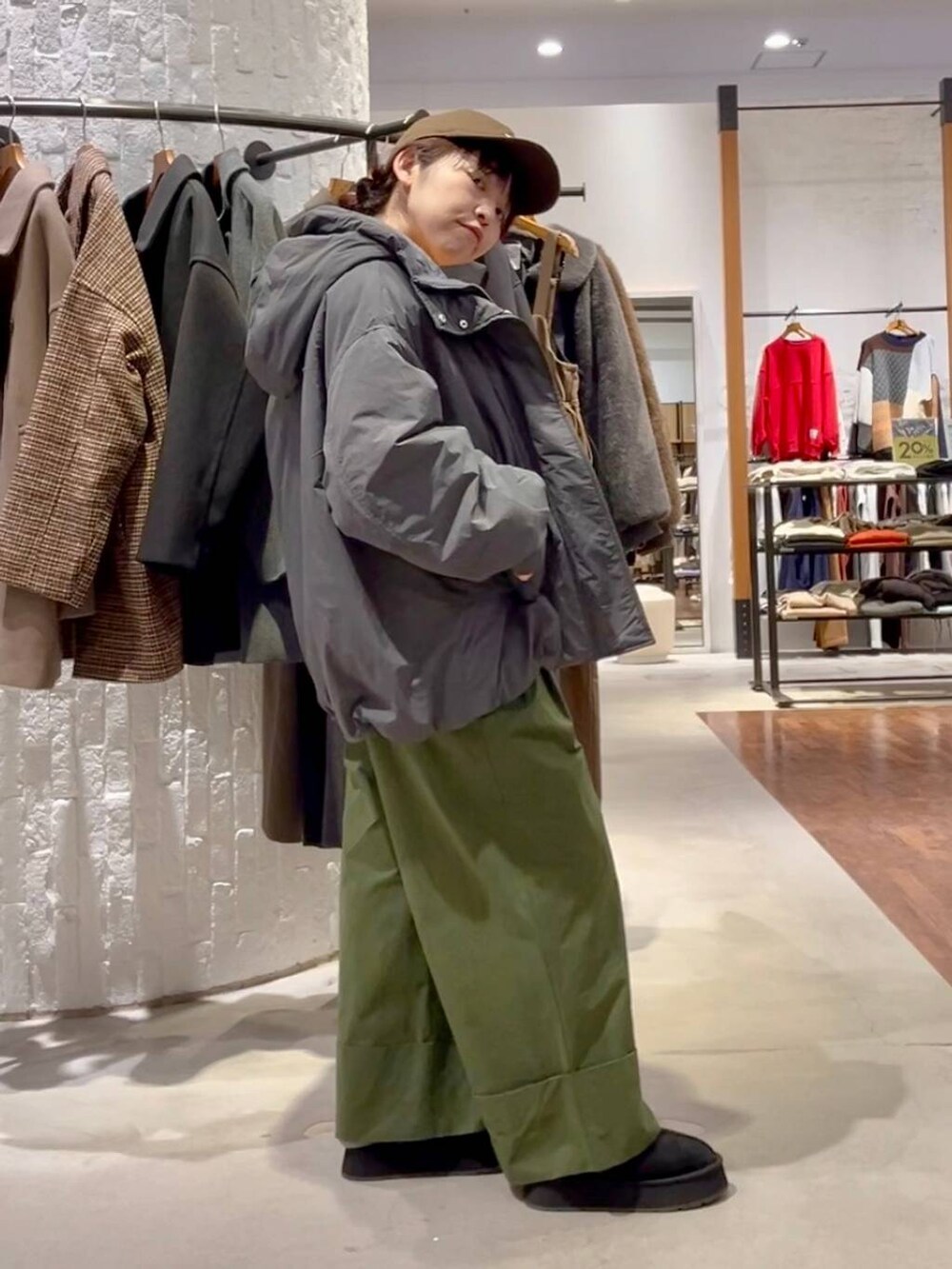 グレー系のその他アウター、グリーン系のその他パンツ、イエロー系のニット/セーターを着用したレディースの秋コーディネートの3枚目の写真