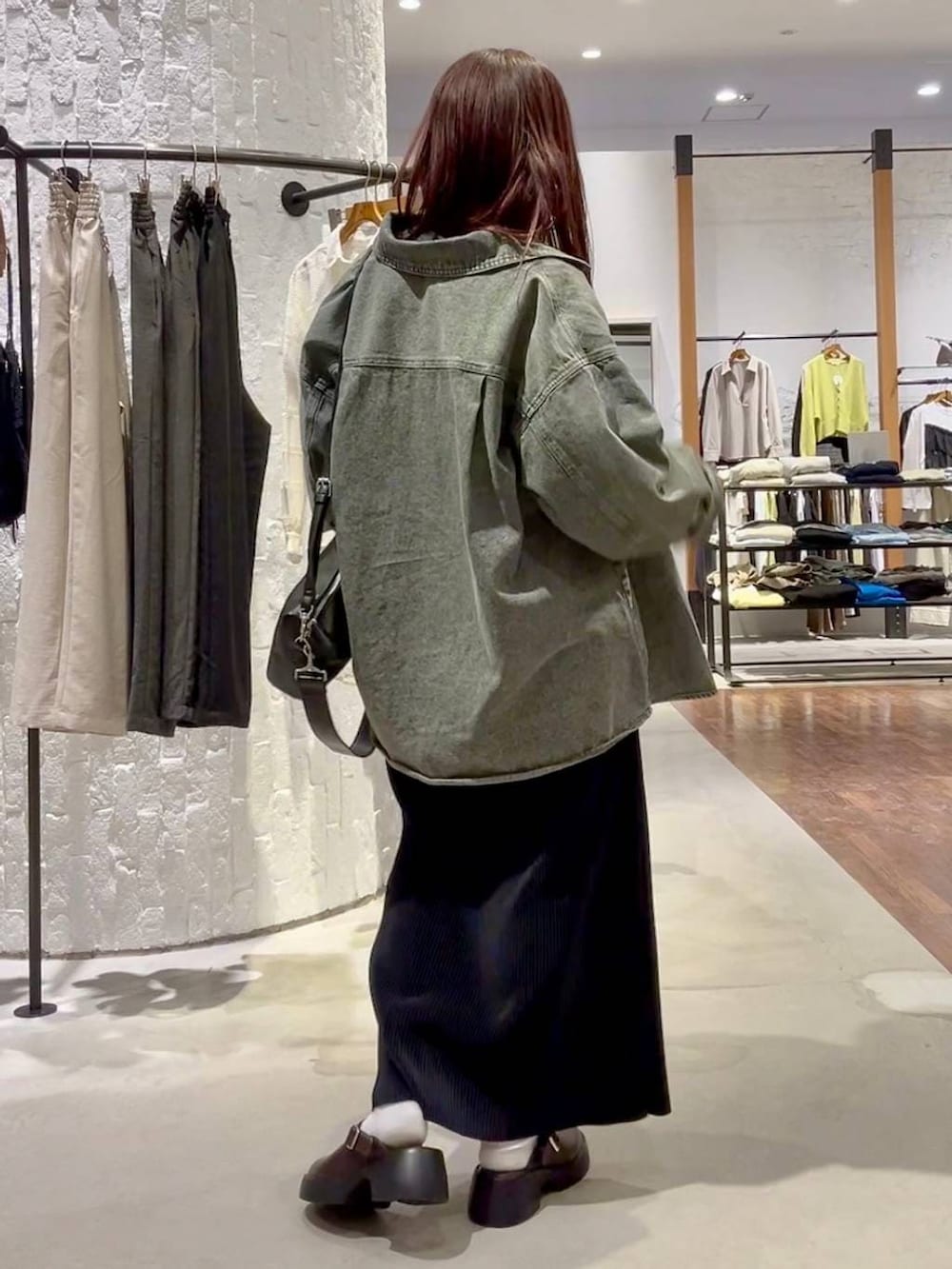 ブラウン系のサンダル、グリーン系のシャツ/ブラウス、グレー系のTシャツ/カットソーを着用したレディースの春コーディネートの4枚目の写真