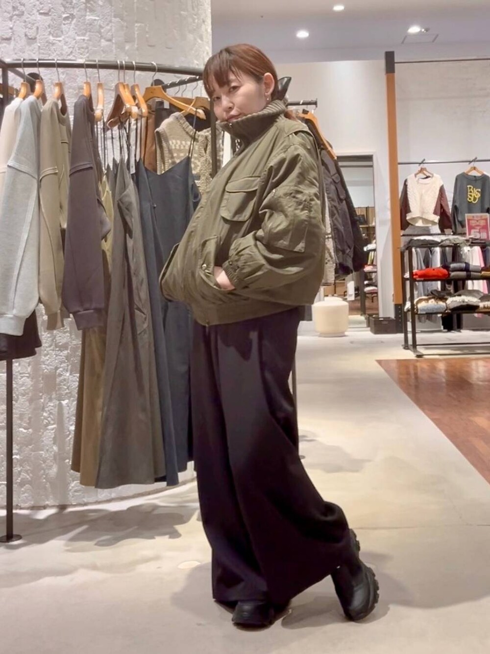 ブラック系のその他パンツ、ブラック系のシャツ/ブラウス、ブラック系のスニーカーを着用したレディースの秋コーディネートの3枚目の写真