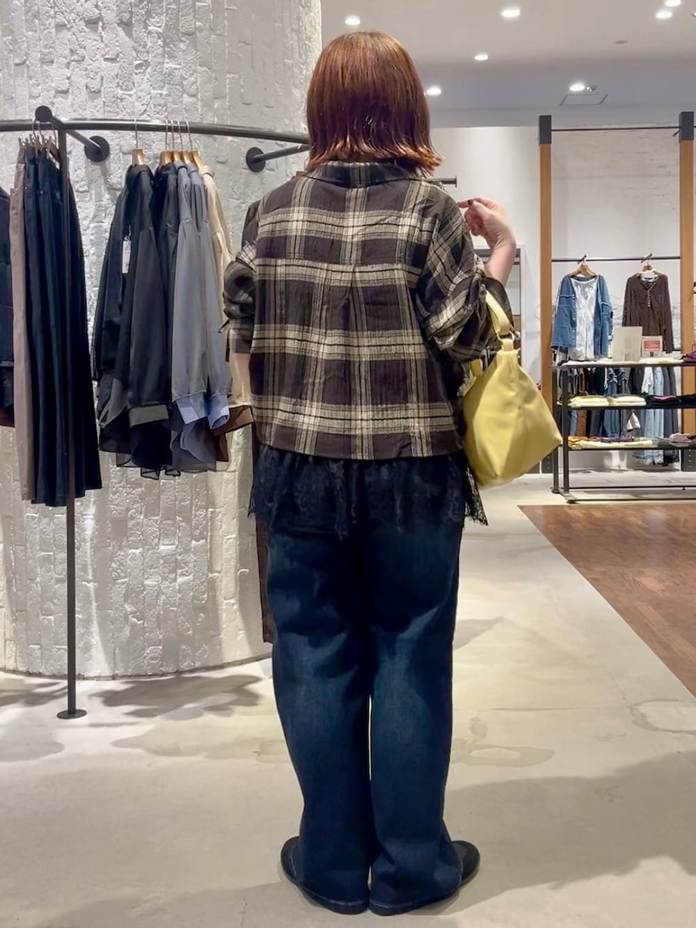 ブラック系のパンプス、ブラウン系のシャツ/ブラウス、イエロー系のショルダーバッグを着用したレディースの夏コーディネートの5枚目の写真