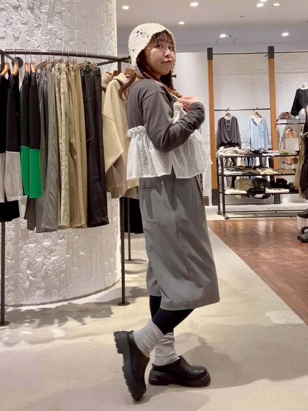 ブルー系のパーカー、グレー系のその他パンツ、ブラック系のその他シューズを着用したレディースの冬コーディネートの6枚目の写真