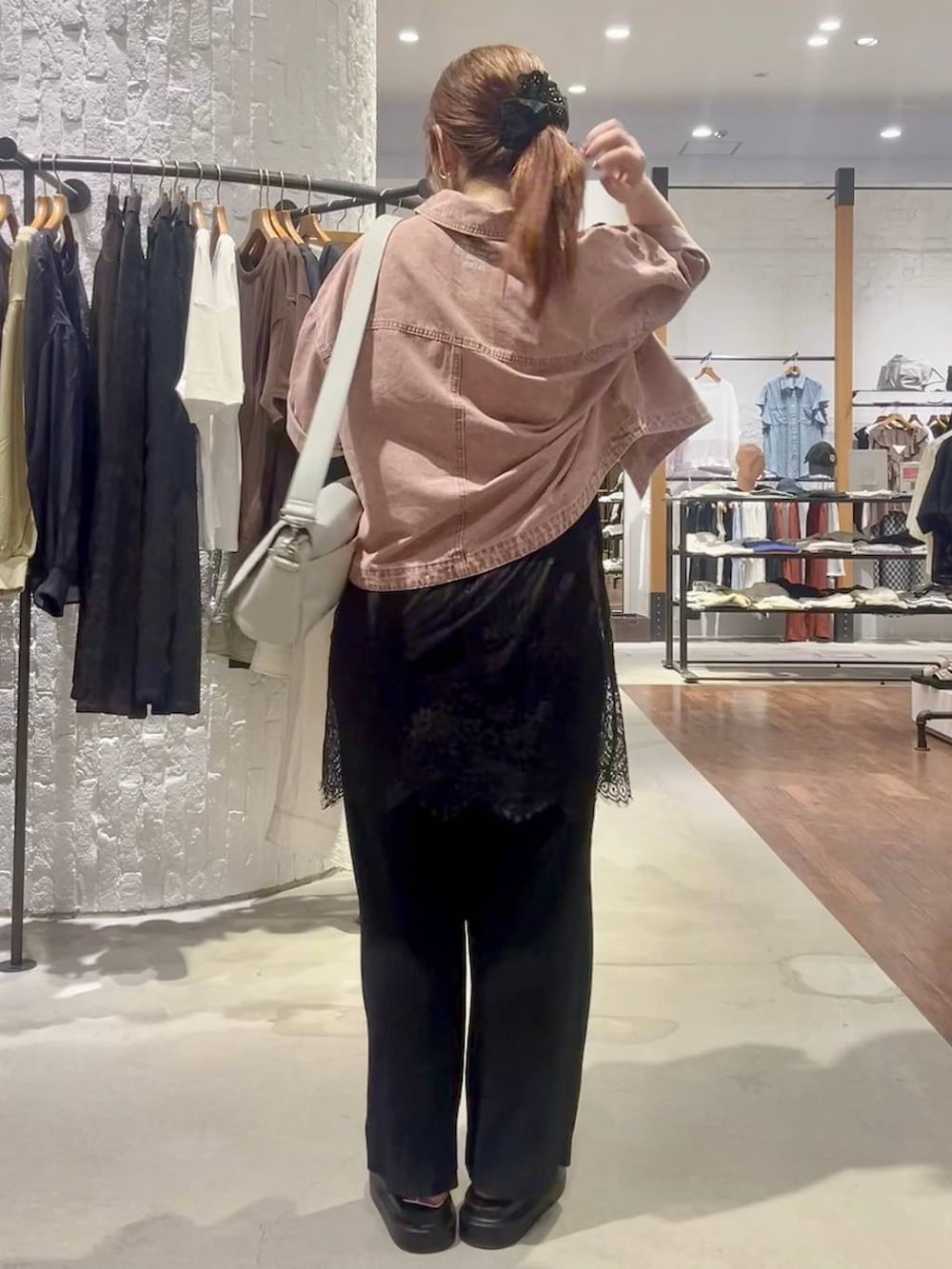 グレー系のショルダーバッグ、ブラック系のその他パンツ、その他のサンダルを着用したレディースの夏コーディネートの4枚目の写真