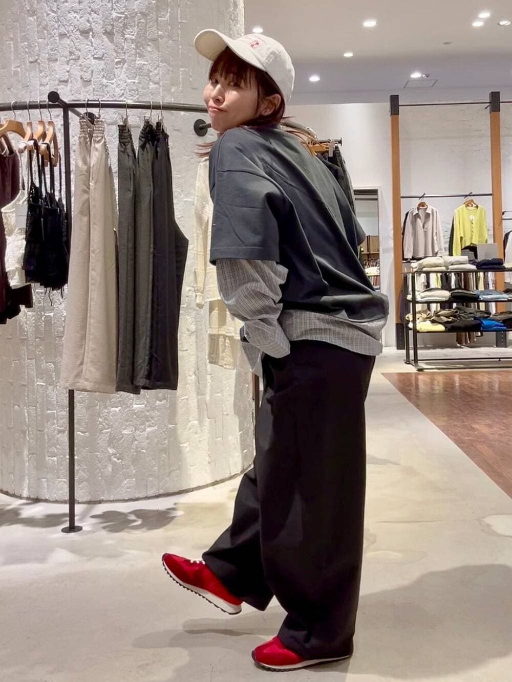 レッド系のスニーカー、ホワイト系のトートバッグ、グレー系のTシャツ/カットソーを着用したレディースの春コーディネートの3枚目の写真