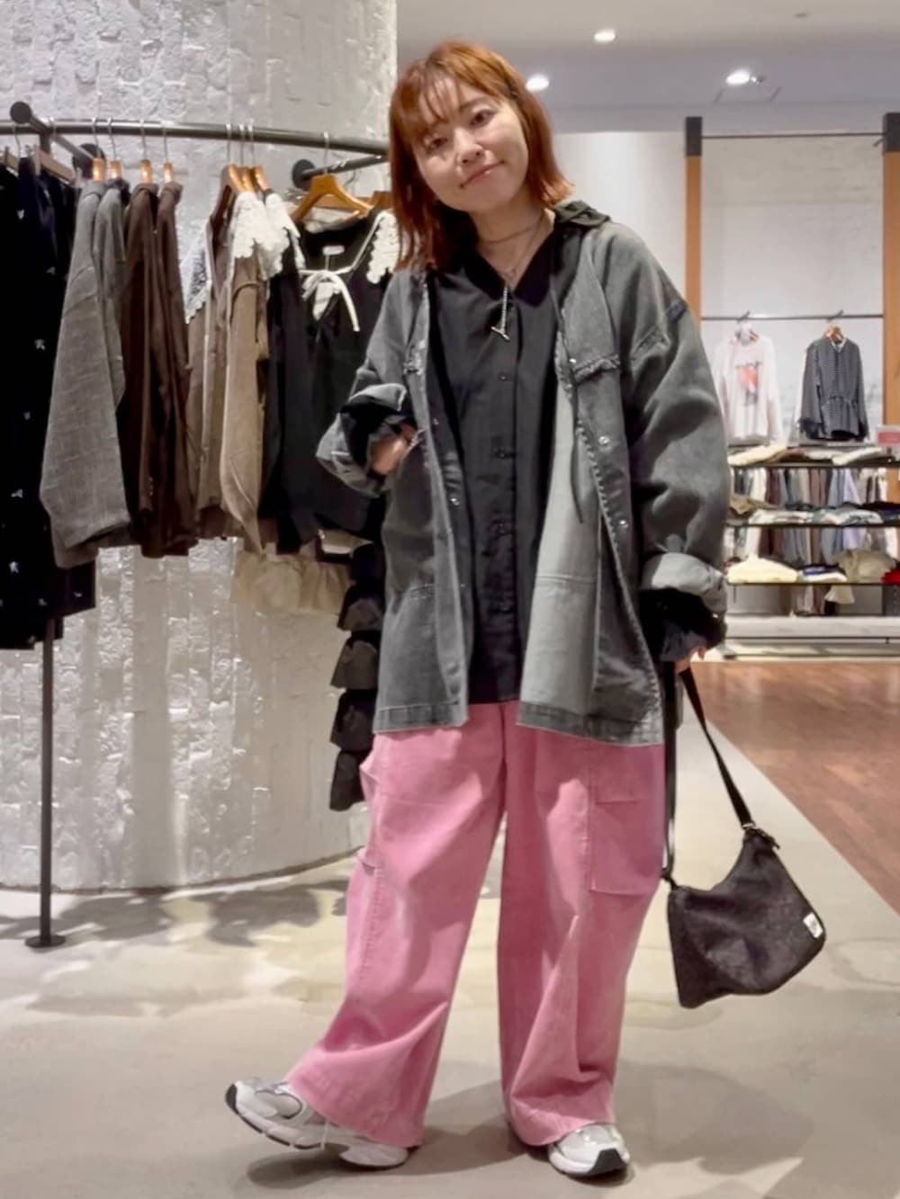 その他のショルダーバッグ、ピンク系のその他パンツ、ブラック系のシャツ/ブラウスを着用したレディースの秋コーディネートの2枚目の写真