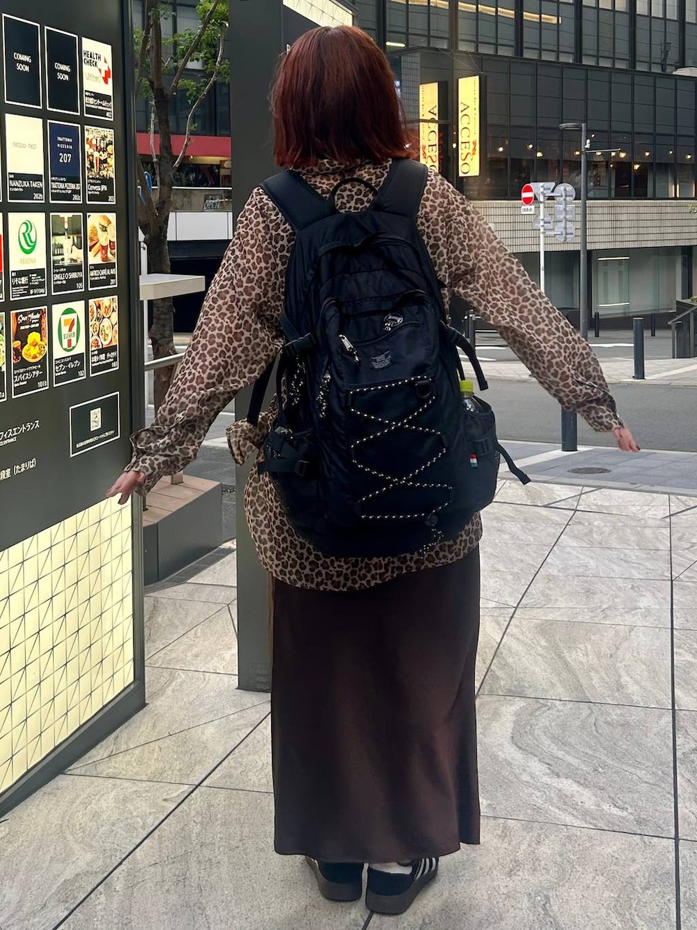 ブラウン系のスカート、ブラック系のスニーカー、その他のシャツ/ブラウスを着用したレディースの夏コーディネートの4枚目の写真