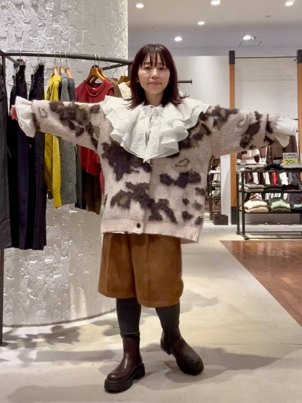 イエロー系のその他パンツ、ホワイト系のシャツ/ブラウス、ブラウン系のブーツを着用したレディースの秋コーディネートの5枚目の写真