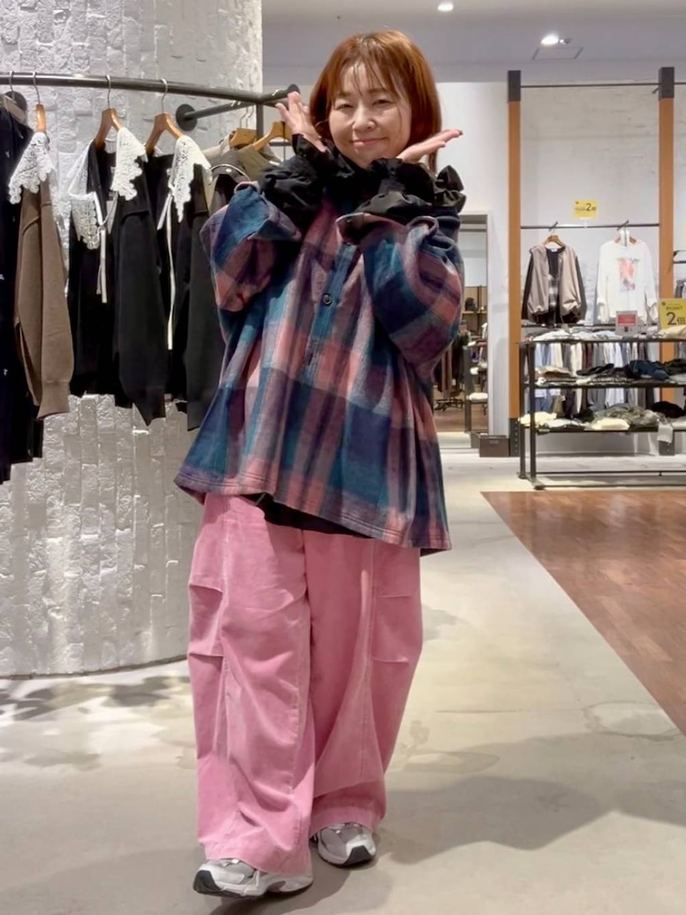 ピンク系のその他パンツ、ブラック系のシャツ/ブラウス、ピンク系のシャツ/ブラウスを着用したレディースの秋コーディネートの7枚目の写真