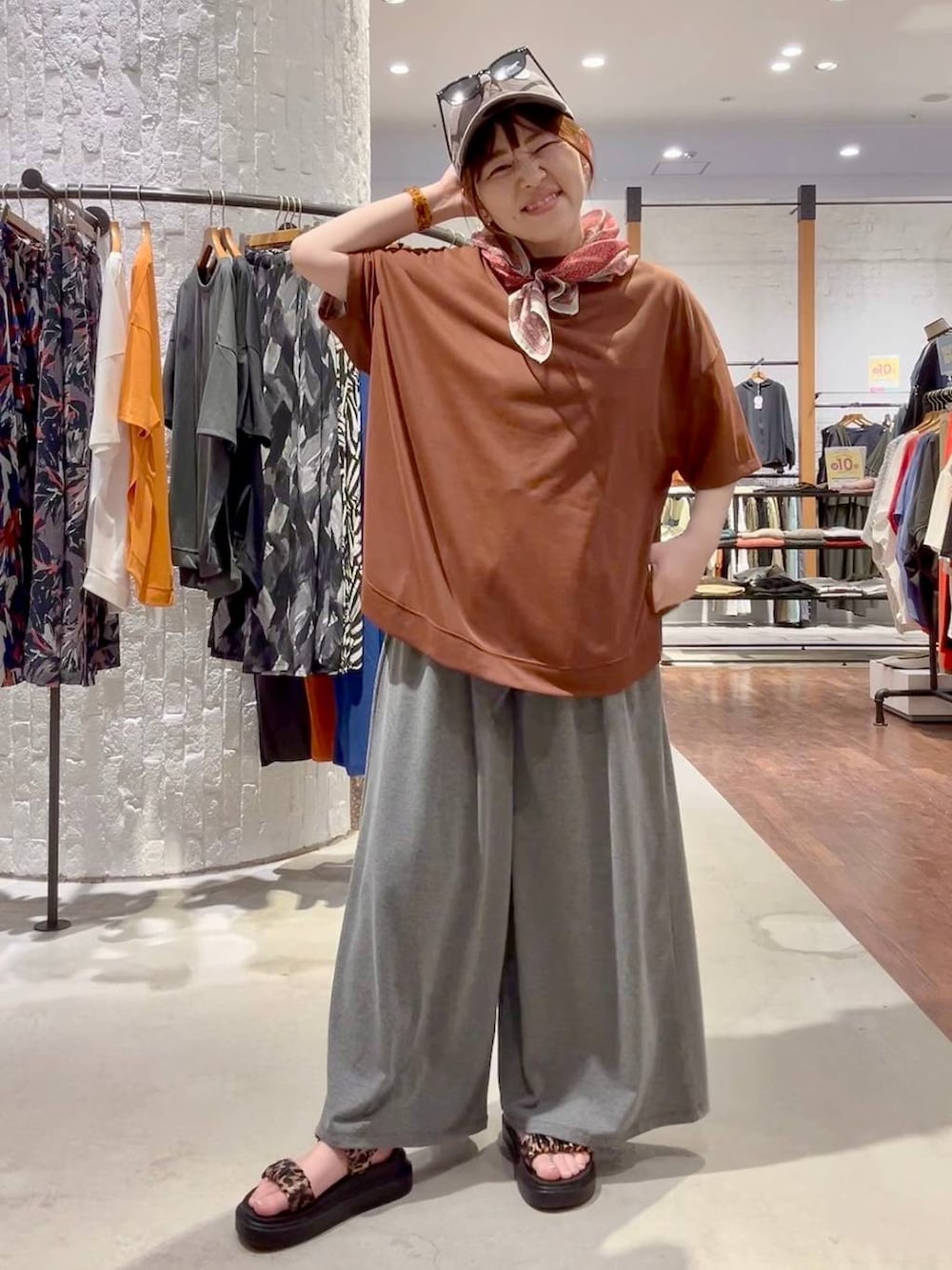 グレー系のその他パンツ、その他のサンダル、ブラウン系のTシャツ/カットソーを着用したレディースの春コーディネートの7枚目の写真