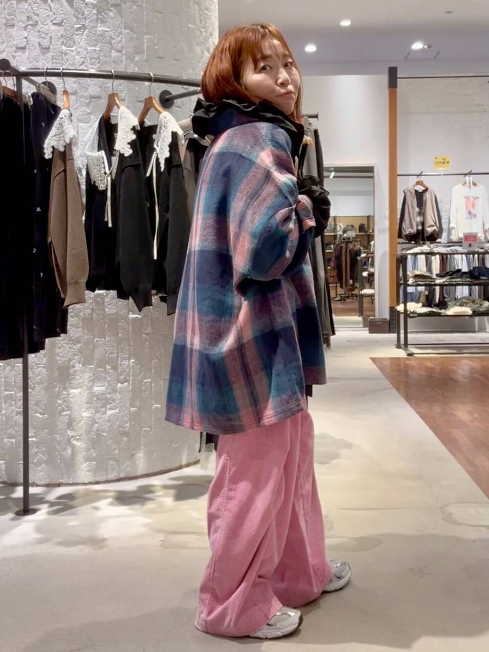 ピンク系のその他パンツ、ブラック系のシャツ/ブラウス、ピンク系のシャツ/ブラウスを着用したレディースの秋コーディネートの3枚目の写真