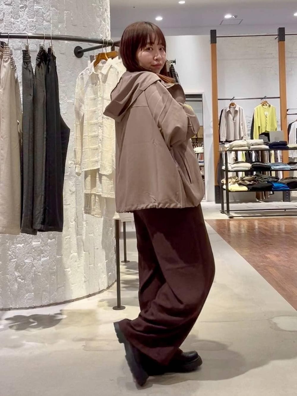 ブラウン系のブルゾン、ブラック系のその他シューズ、ブラウン系のその他パンツを着用したレディースの春コーディネートの3枚目の写真