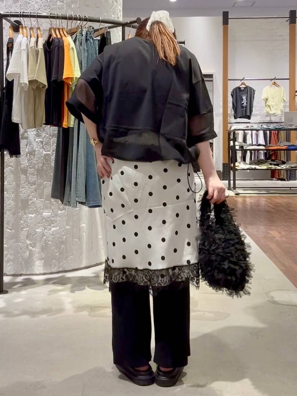 ブラック系のその他パンツ、ブラック系のサンダル、ブラック系のテーラードジャケットを着用したレディースの夏コーディネートの8枚目の写真