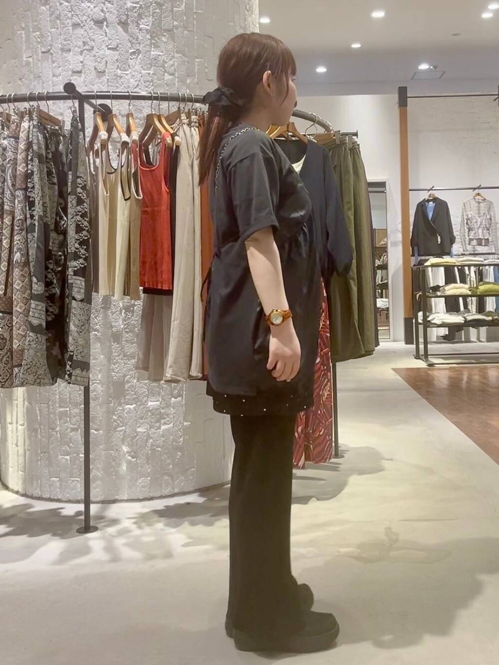 ブラック系のその他パンツ、ブラック系のその他シューズ、シルバー系のショルダーバッグを着用したレディースの春コーディネートの3枚目の写真