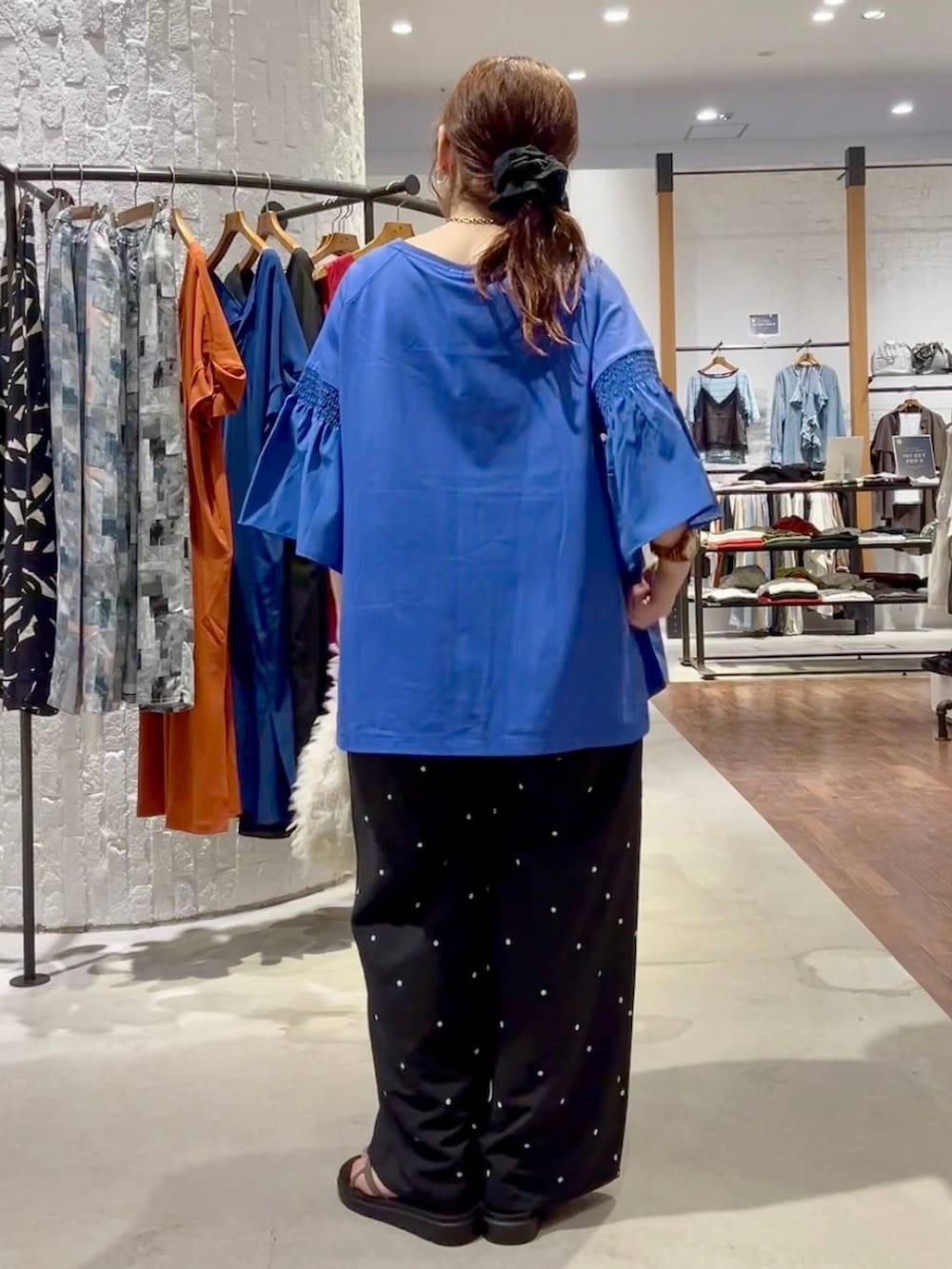 ブルー系のTシャツ/カットソー、ブラウン系のサンダル、ブラック系のその他パンツを着用したレディースの夏コーディネートの4枚目の写真