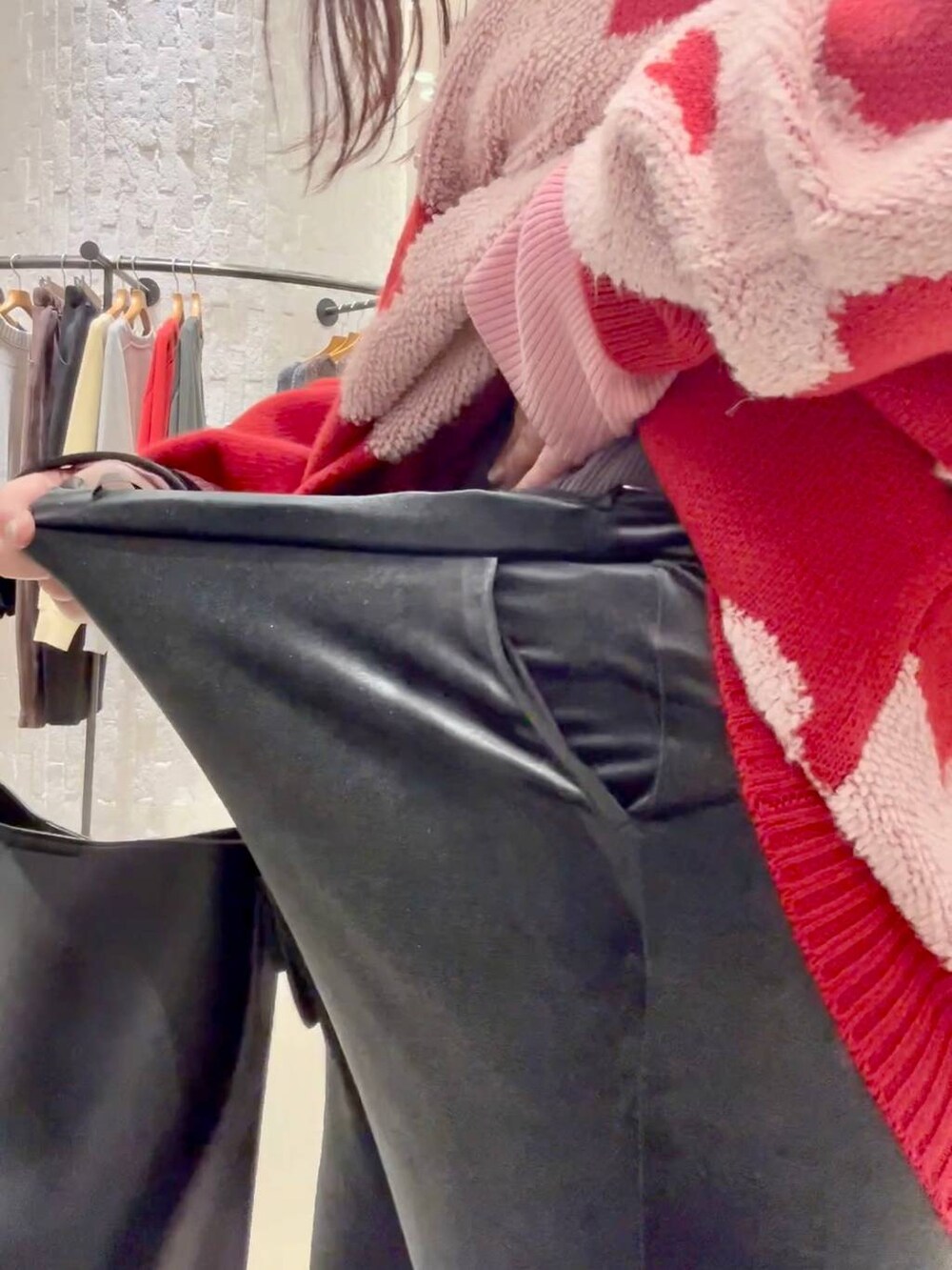 グレー系のニット/セーター、ブルー系のその他パンツ、ブラック系のショルダーバッグを着用したレディースの秋コーディネートの7枚目の写真