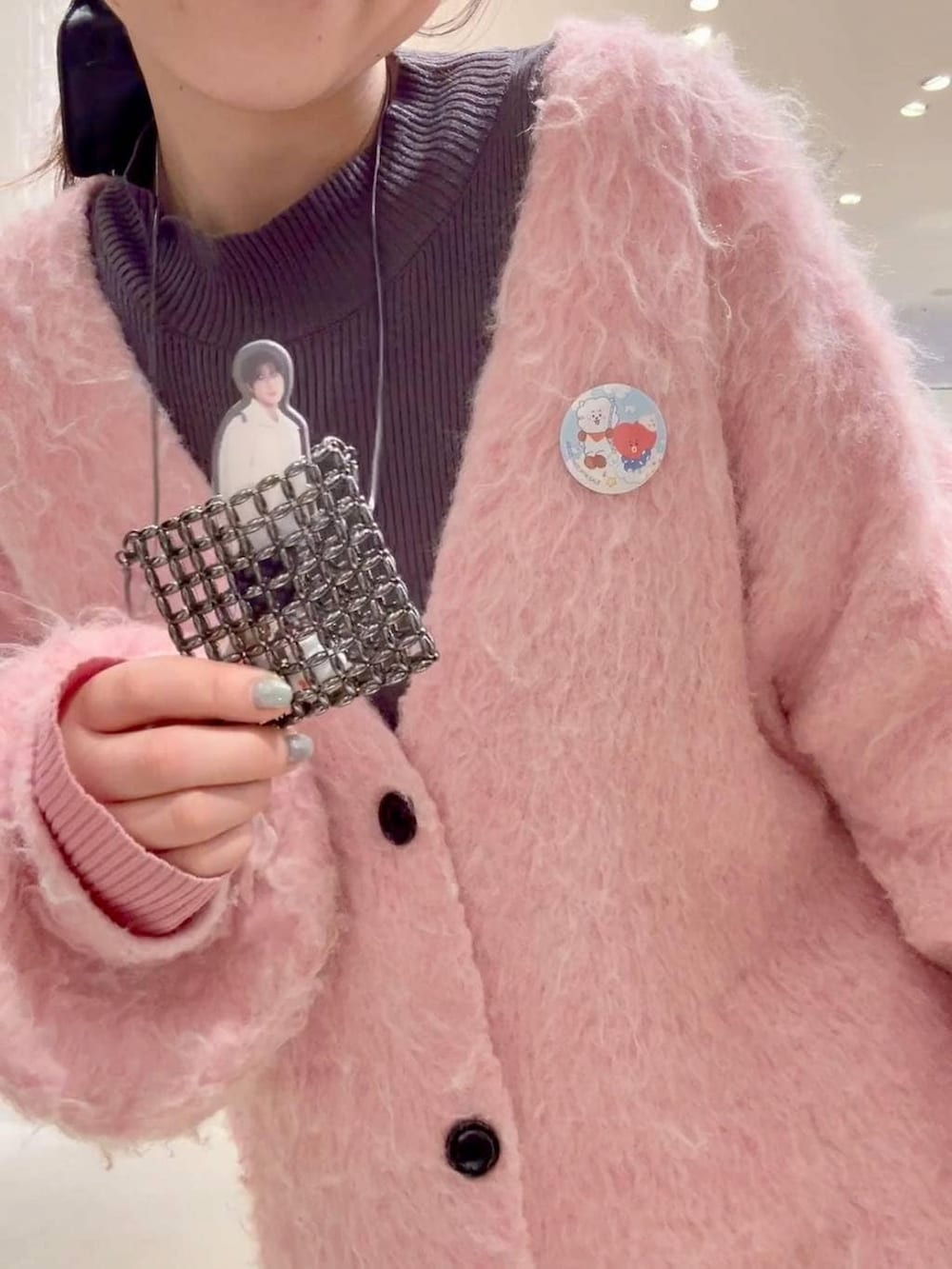 グレー系のニット/セーター、ブラック系のブーツ、ピンク系のカーディガン/ボレロを着用したレディースの冬コーディネートの6枚目の写真