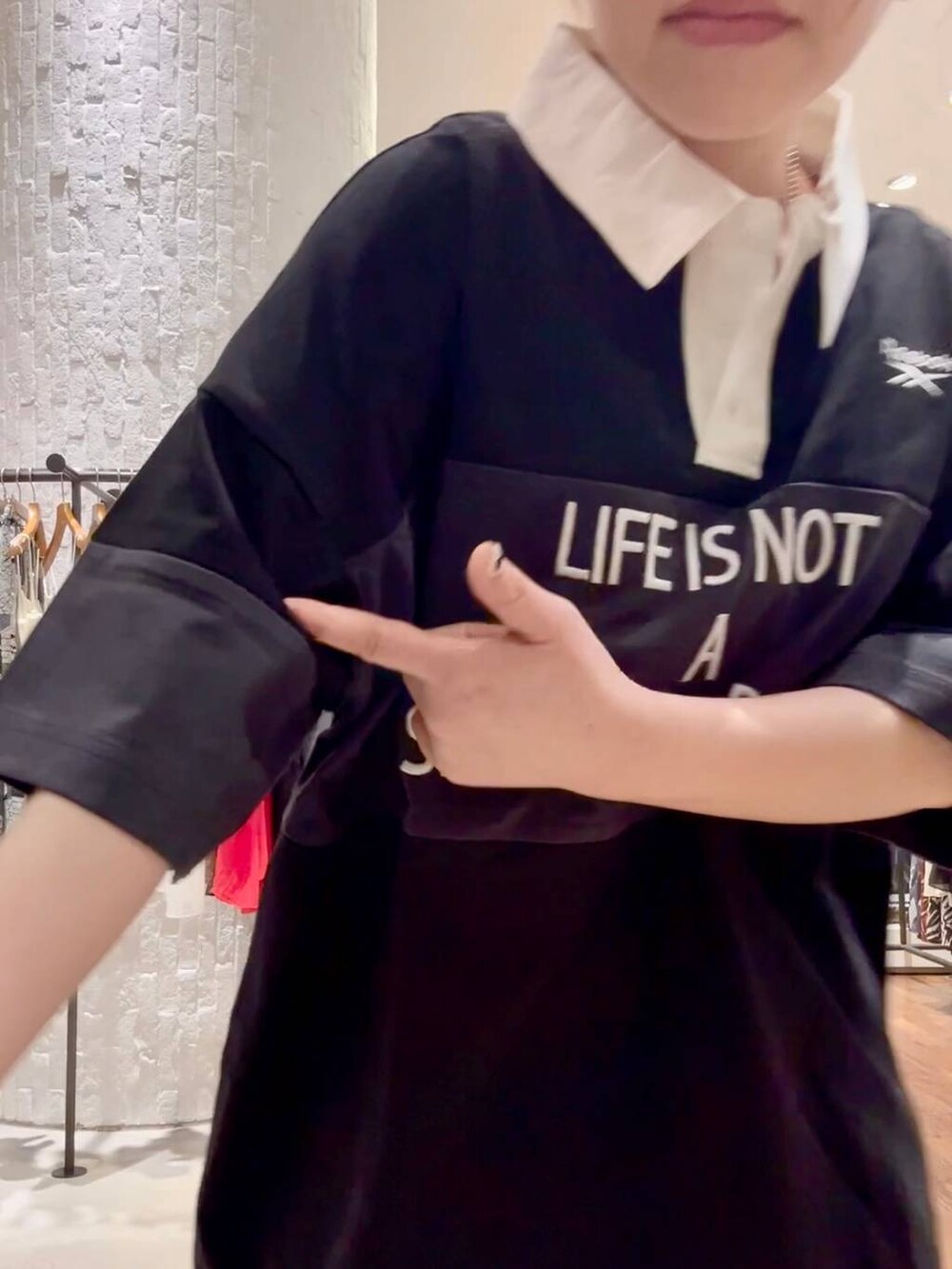 レッド系のスカート、ブラック系のスニーカー、ブラウン系のスニーカーを着用したレディースの春コーディネートの6枚目の写真