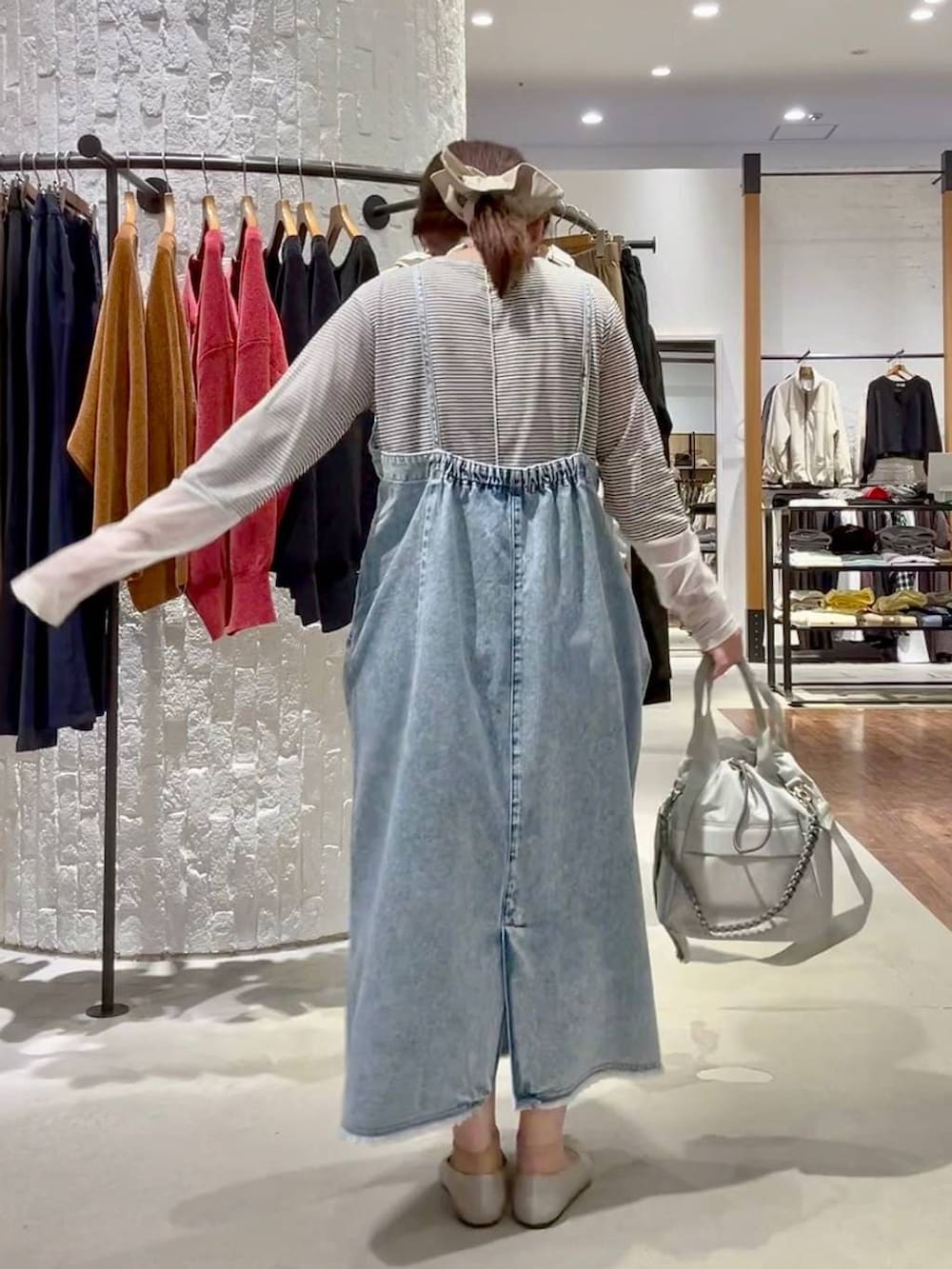 ホワイト系のTシャツ/カットソー、シルバー系のパンプス、グレー系のショルダーバッグを着用したレディースの冬コーディネートの4枚目の写真